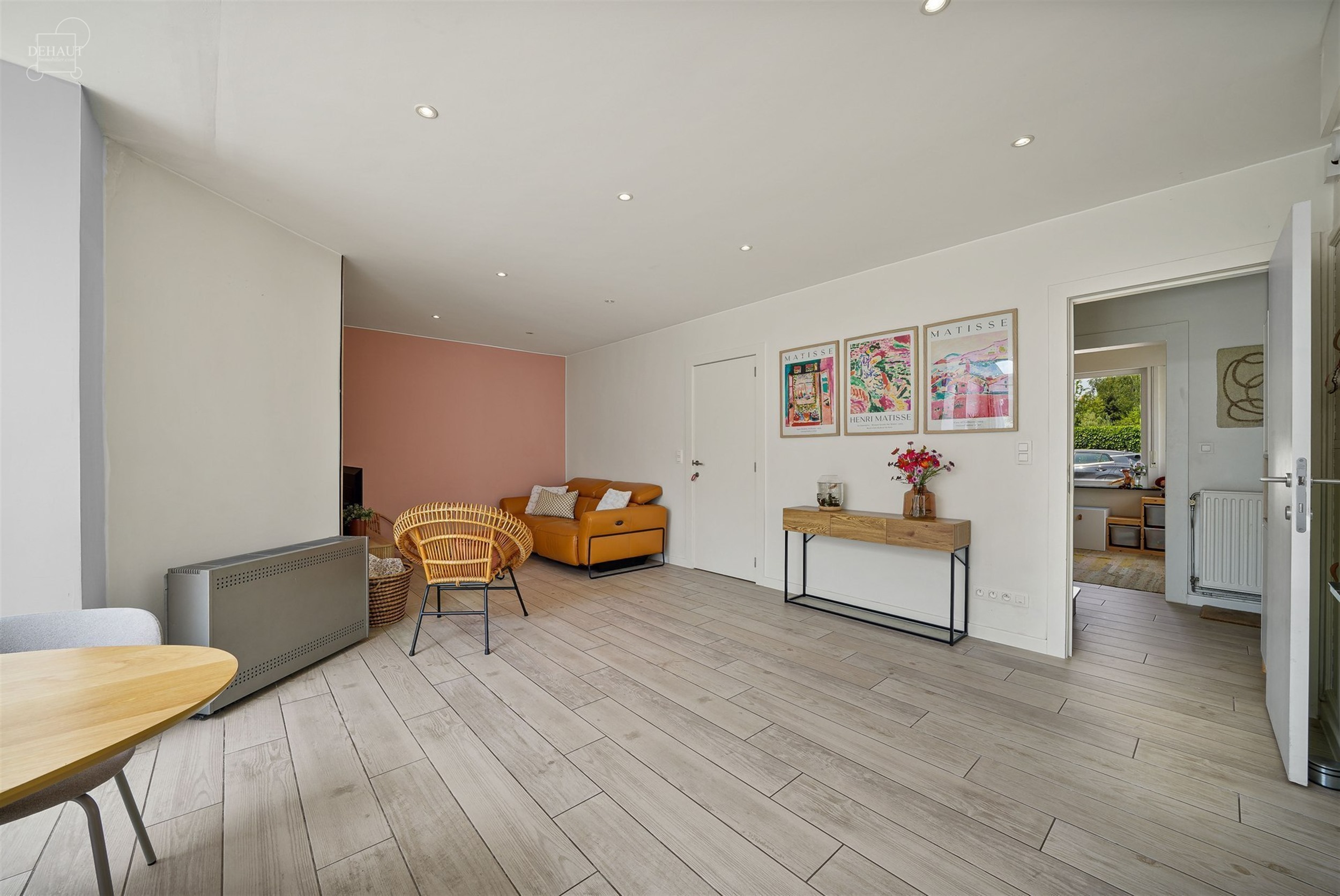 Superbe maison 3 façades située dans une rue calme avec garage et accès latéral.
Se compose au rez-de-chaussée d'un hall d'entrée desservant un...