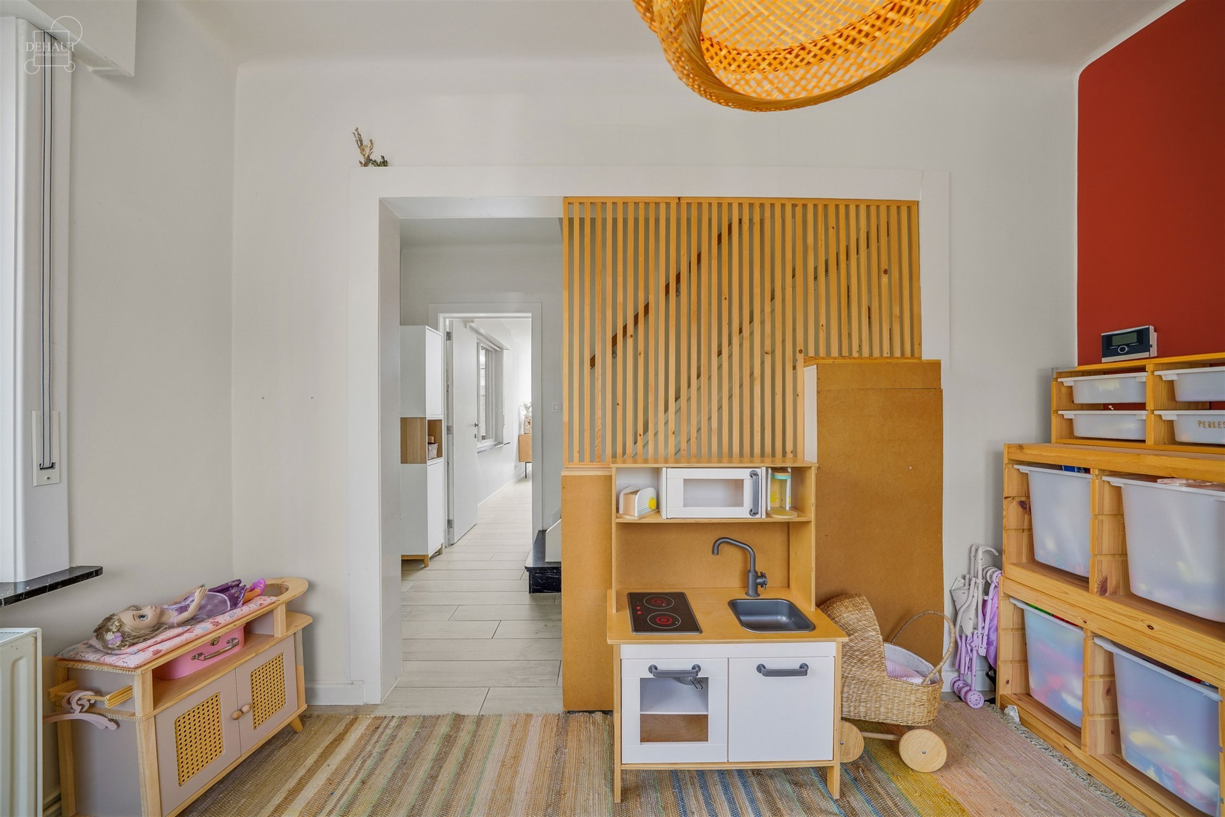 Superbe maison 3 façades située dans une rue calme avec garage et accès latéral.
Se compose au rez-de-chaussée d'un hall d'entrée desservant un...