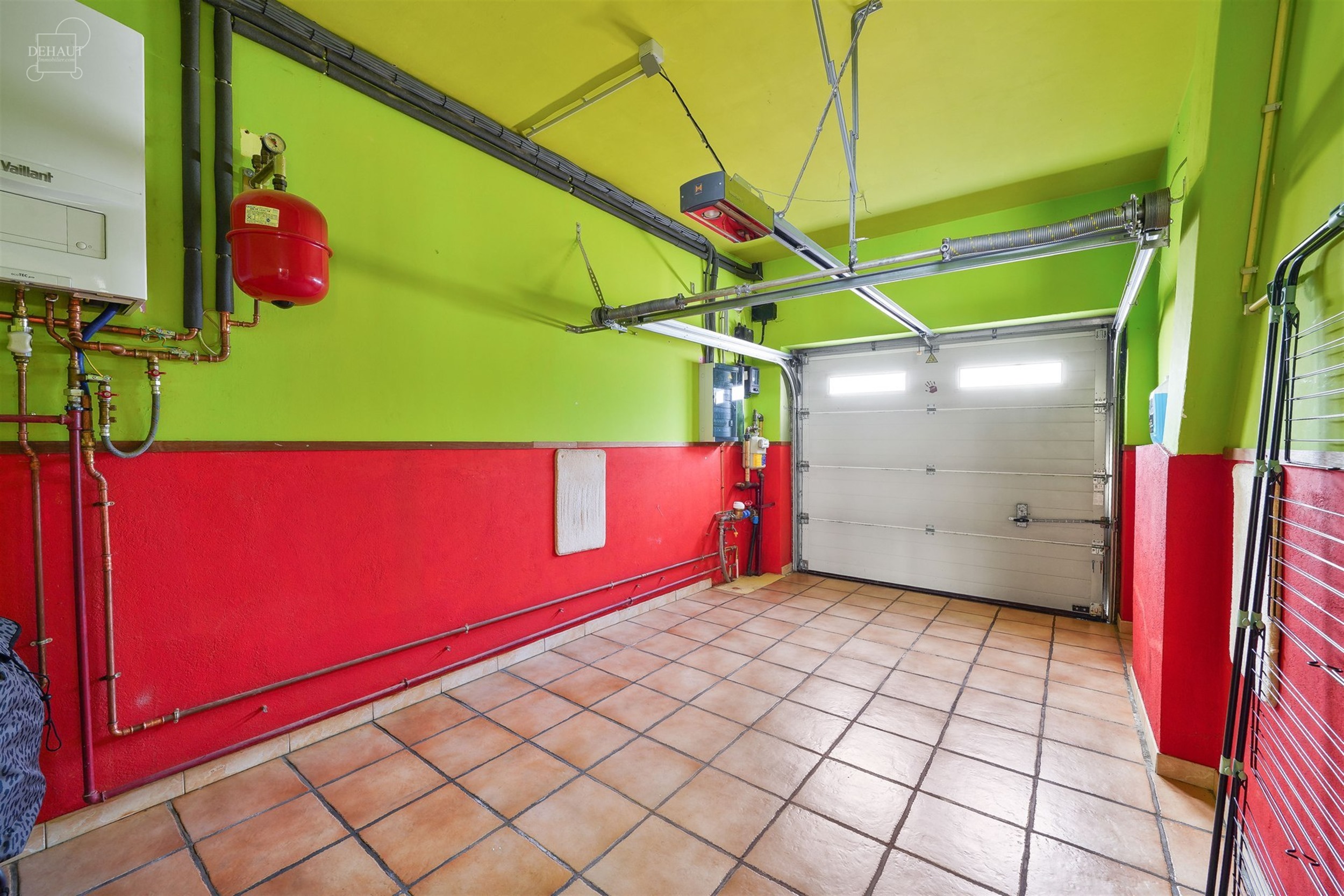 Superbe maison 3 façades située dans une rue calme avec garage et accès latéral.
Se compose au rez-de-chaussée d'un hall d'entrée desservant un...