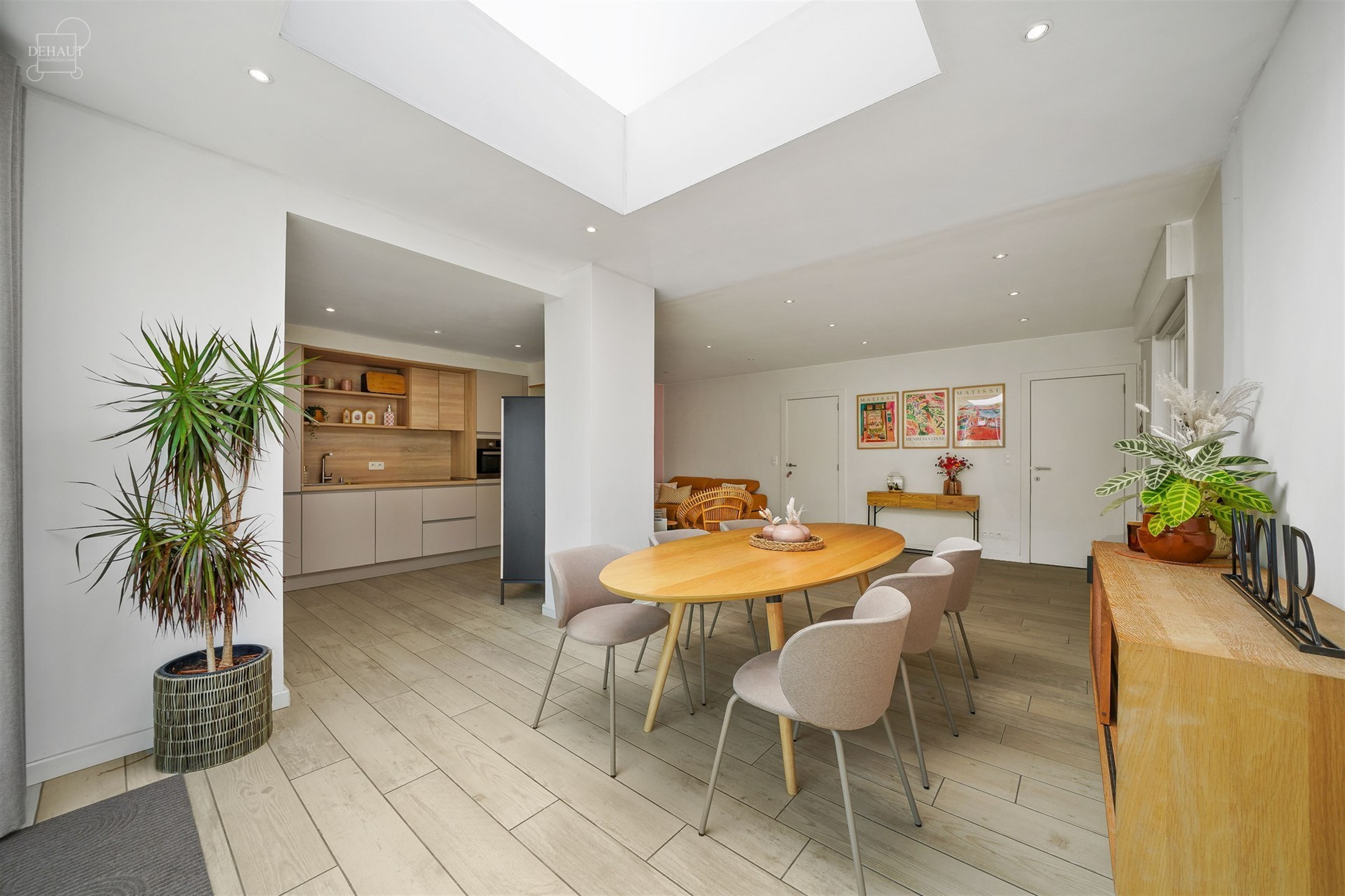 Superbe maison 3 façades située dans une rue calme avec garage et accès latéral.
Se compose au rez-de-chaussée d'un hall d'entrée desservant un...