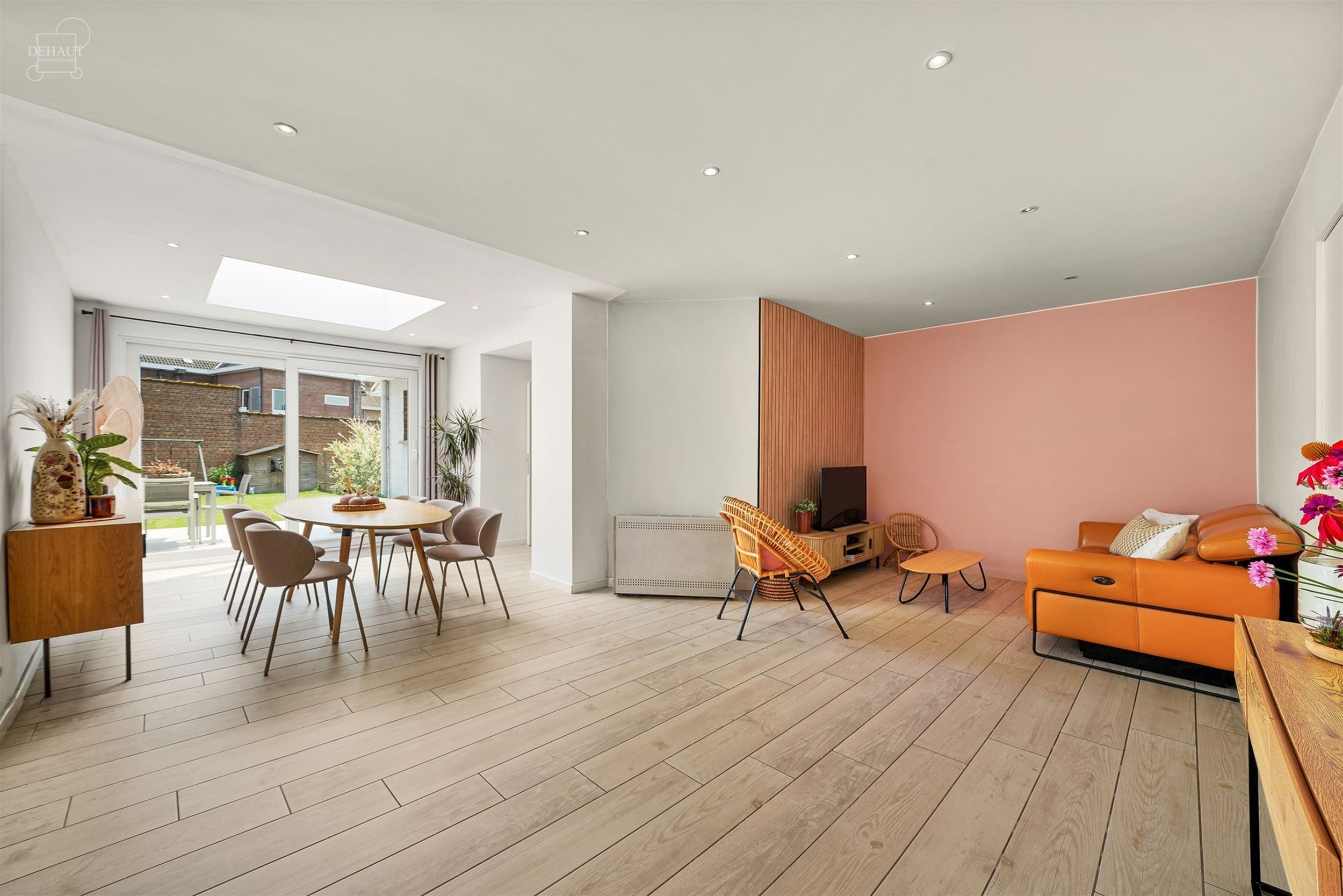 Superbe maison 3 façades située dans une rue calme avec garage et accès latéral.
Se compose au rez-de-chaussée d'un hall d'entrée desservant un...