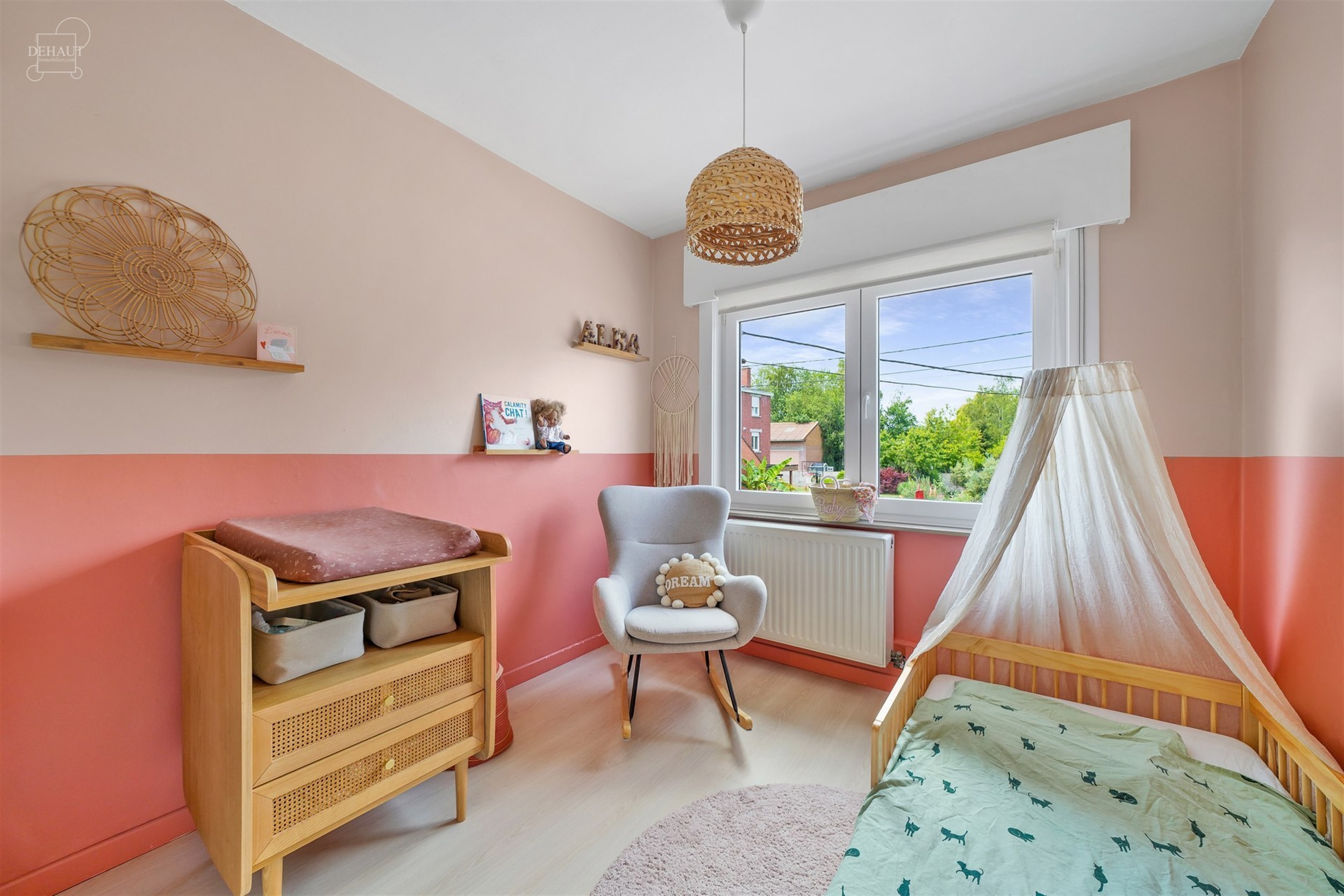 Superbe maison 3 façades située dans une rue calme avec garage et accès latéral.
Se compose au rez-de-chaussée d'un hall d'entrée desservant un...