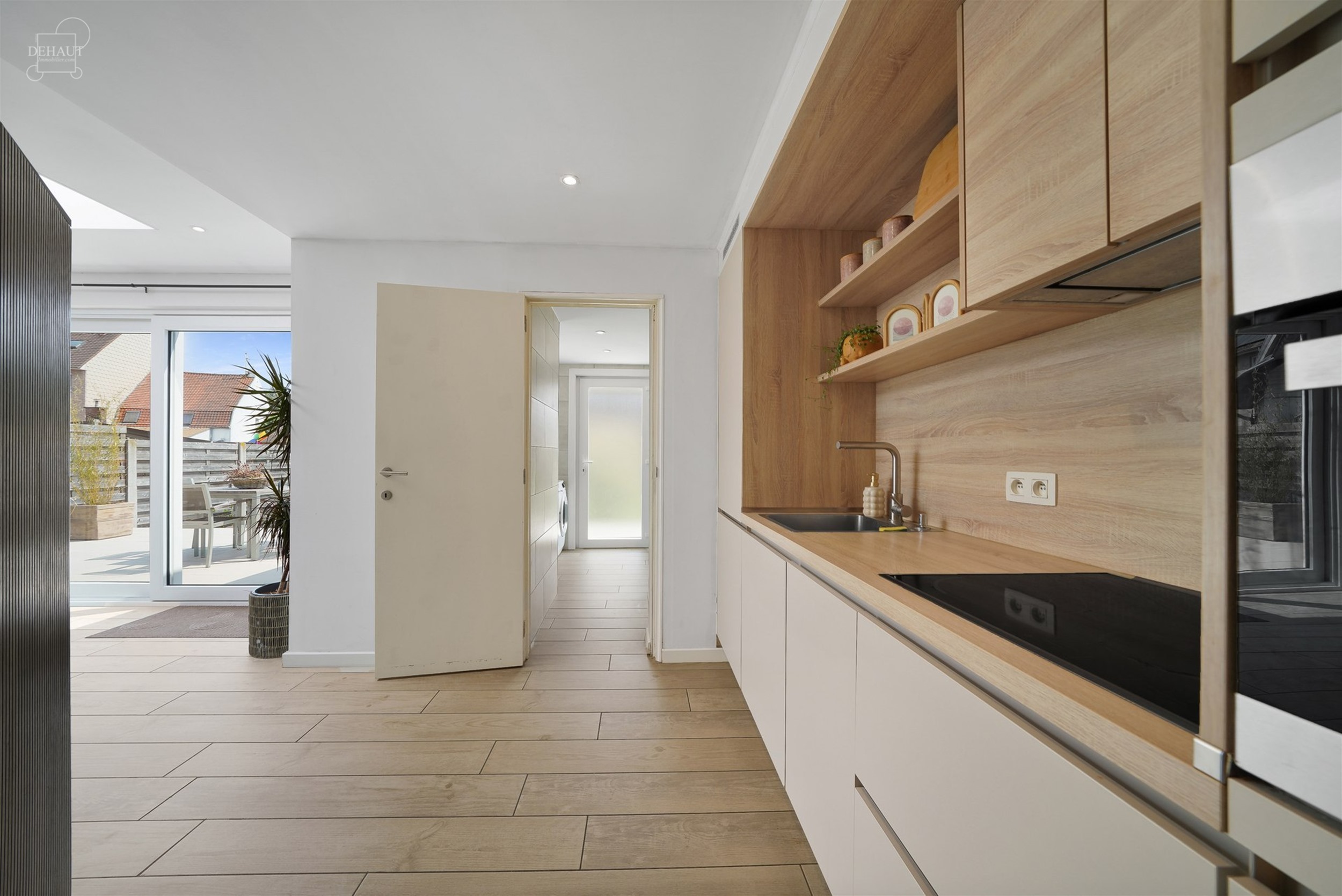 Superbe maison 3 façades située dans une rue calme avec garage et accès latéral.
Se compose au rez-de-chaussée d'un hall d'entrée desservant un...