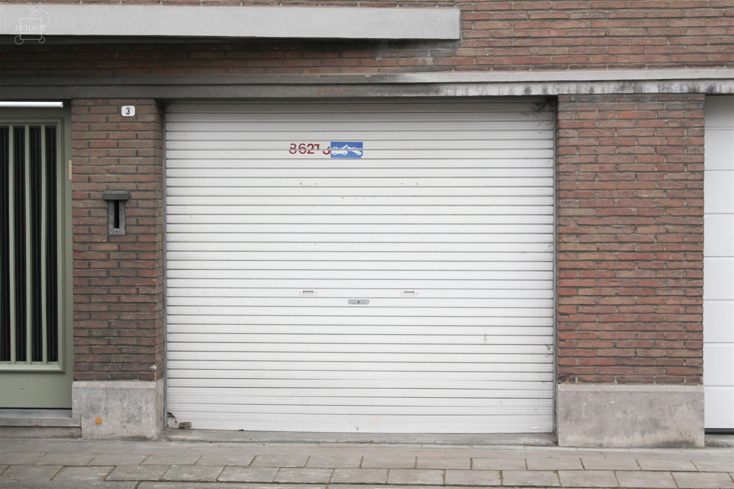 Appartement avec garage idéalement situé à deux pas du centre-ville de Comines ! Situé au 1er étage, il comprend un beau séjour d'env. 30m² ave...