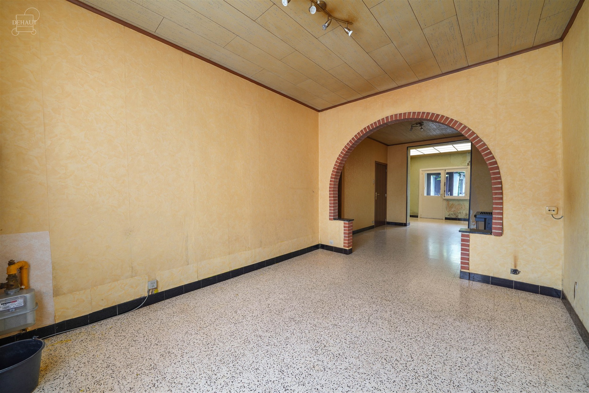 Te renoveren herenhuis met veel potentieel, gelegen vlakbij het centrum van COMINES.
Bestaat uit een hal, een woonkamer, een eetkamer, een keuken, een...
