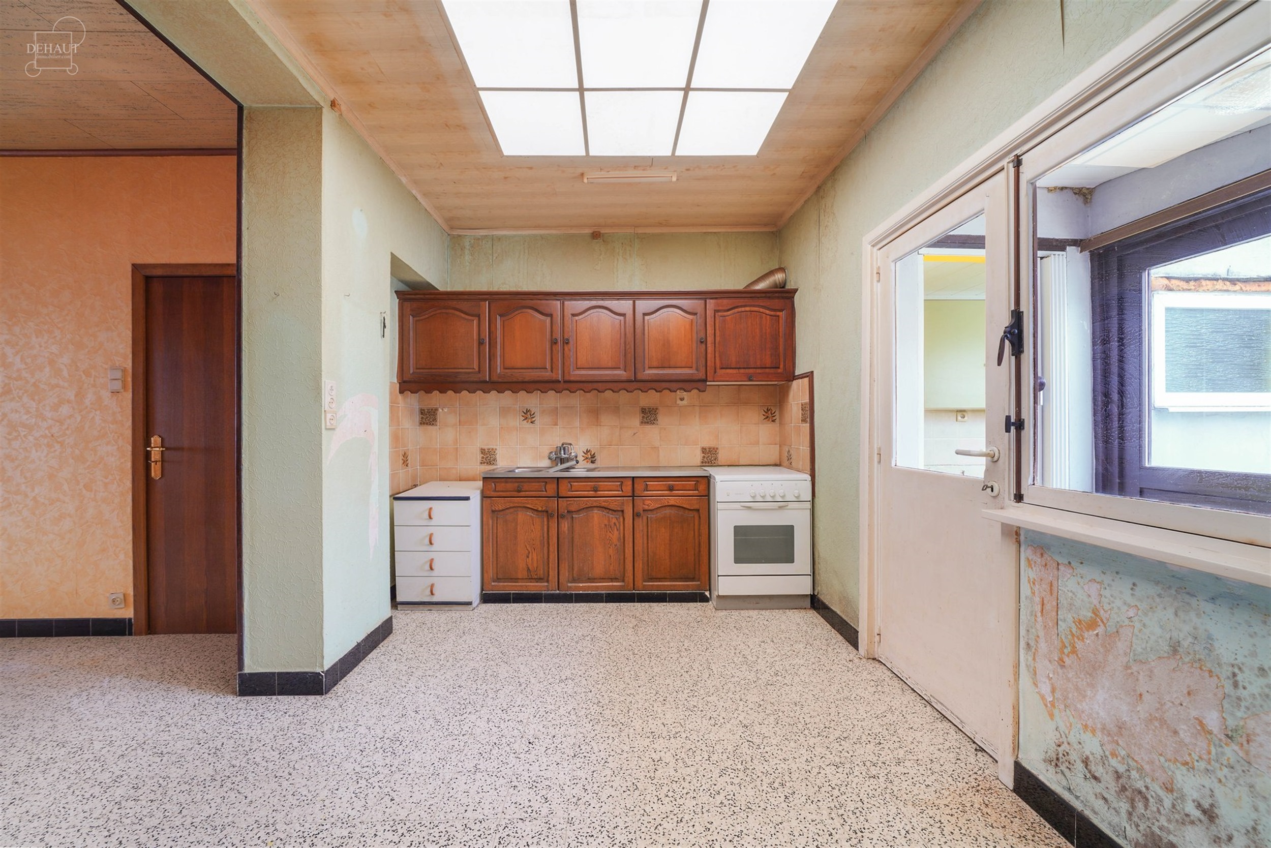 Te renoveren herenhuis met veel potentieel, gelegen vlakbij het centrum van COMINES.
Bestaat uit een hal, een woonkamer, een eetkamer, een keuken, een...