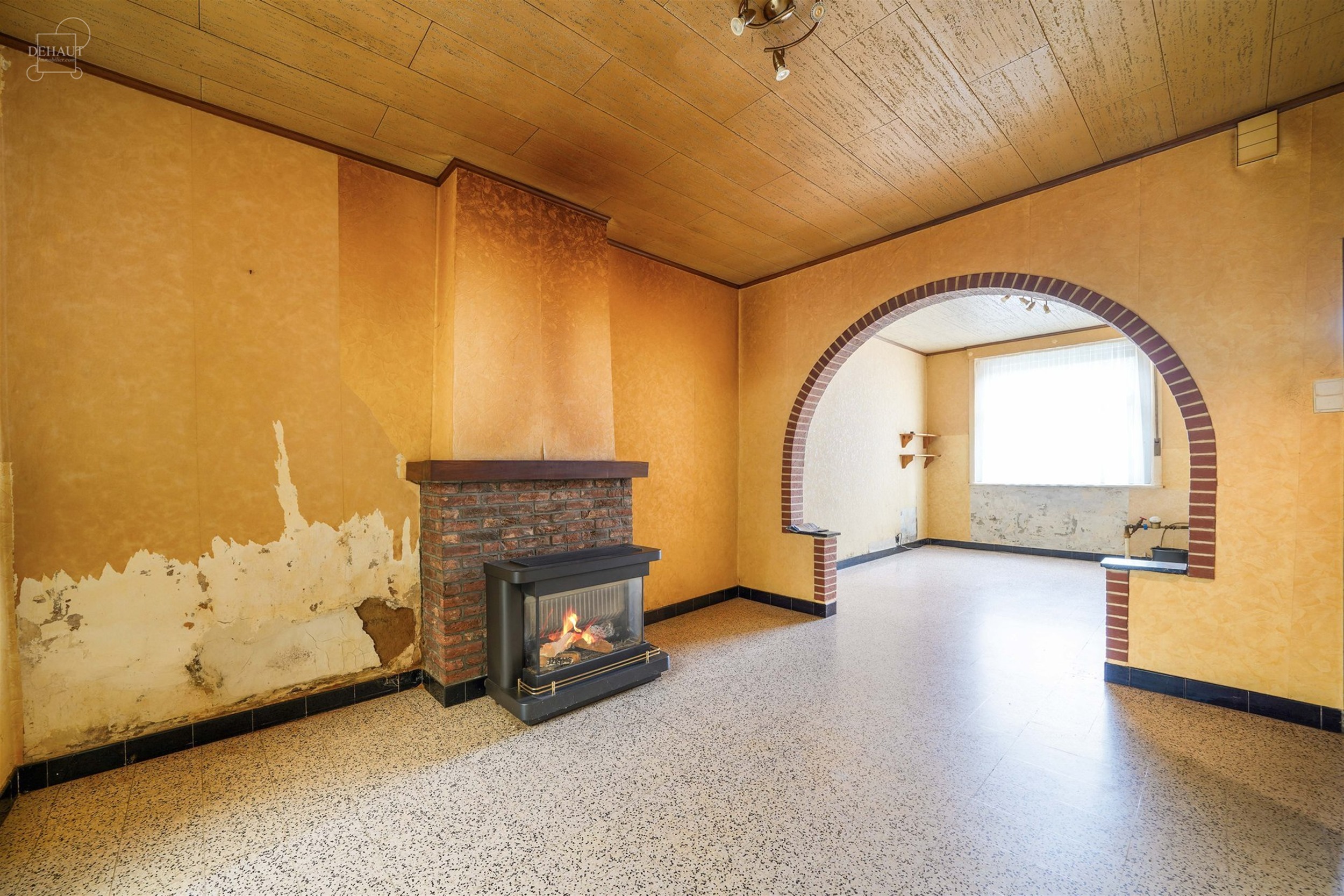 Te renoveren herenhuis met veel potentieel, gelegen vlakbij het centrum van COMINES.
Bestaat uit een hal, een woonkamer, een eetkamer, een keuken, een...