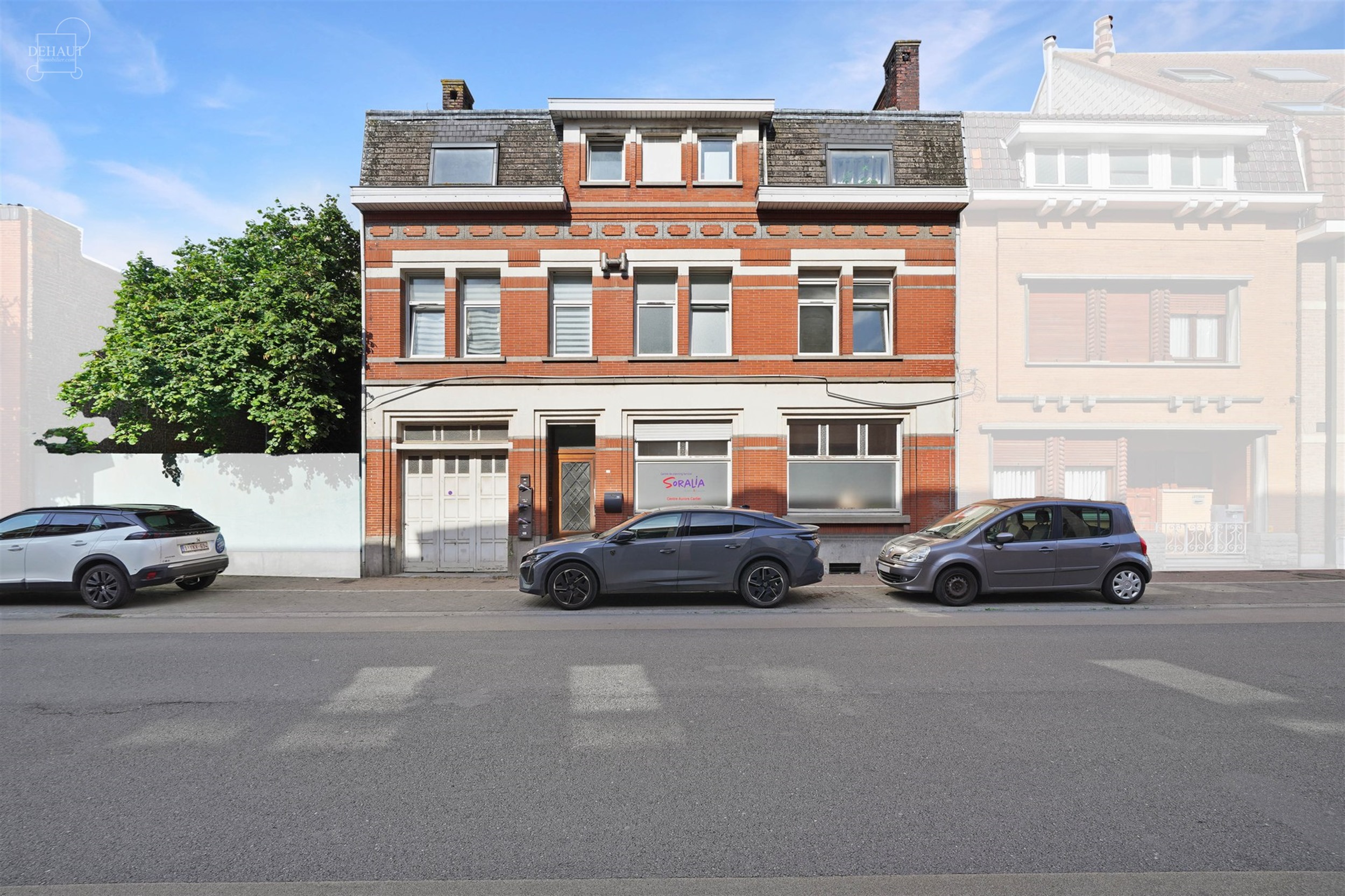Immeuble de rapport avec garage et jardin comprenant 4 appartements répartis sur 3 étages. Chaque unité dispose d'un espace de vie ouvert et d'une ...