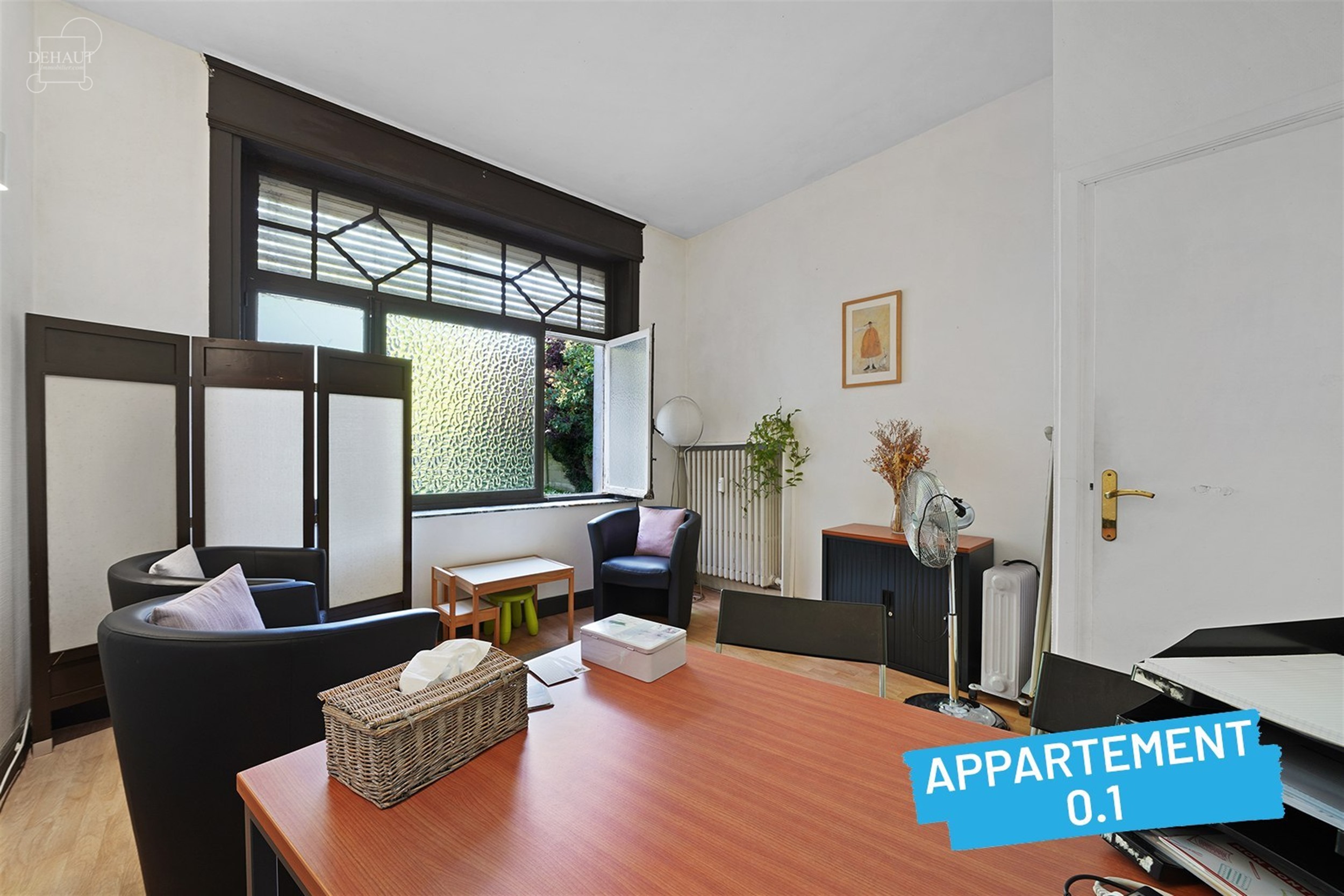 Immeuble de rapport avec garage et jardin comprenant 4 appartements répartis sur 3 étages. Chaque unité dispose d'un espace de vie ouvert et d'une ...
