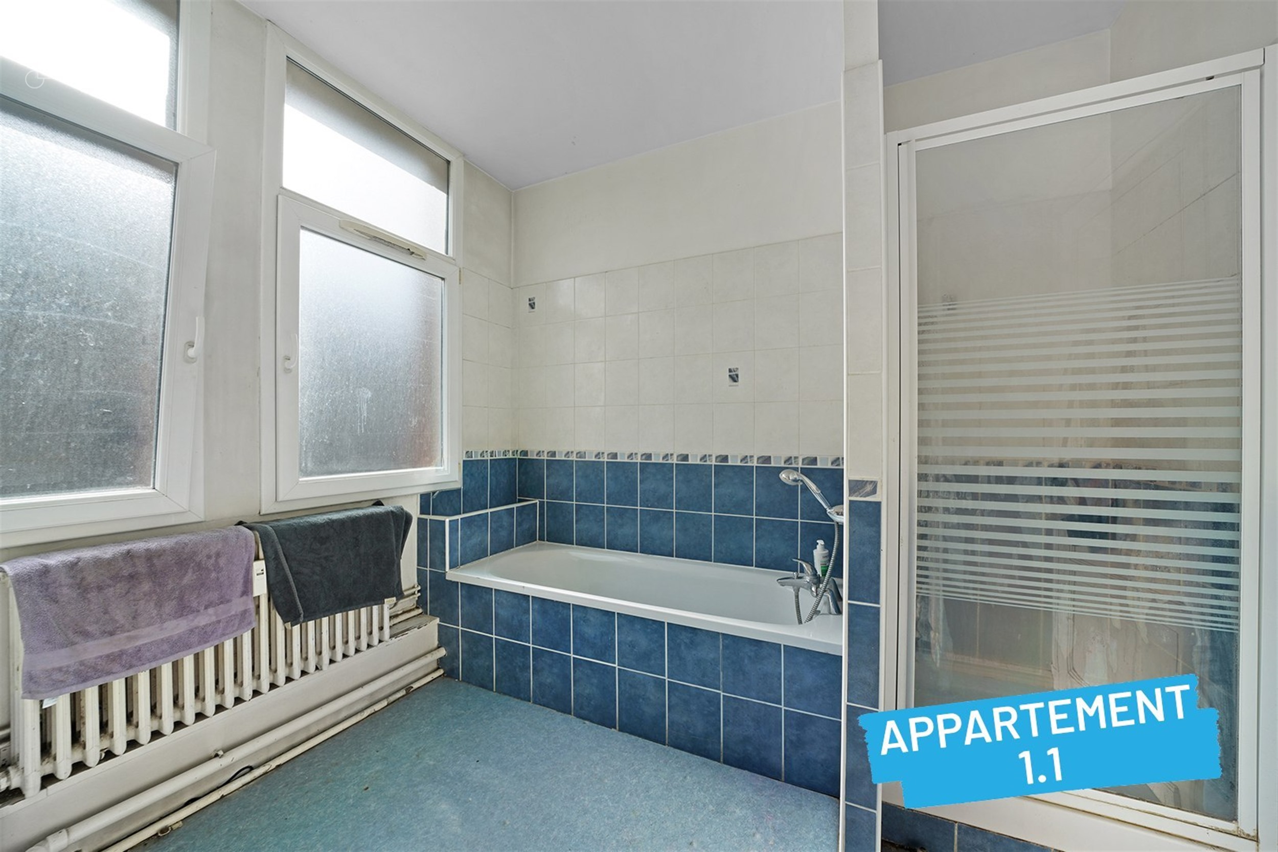Immeuble de rapport avec garage et jardin comprenant 4 appartements répartis sur 3 étages. Chaque unité dispose d'un espace de vie ouvert et d'une ...