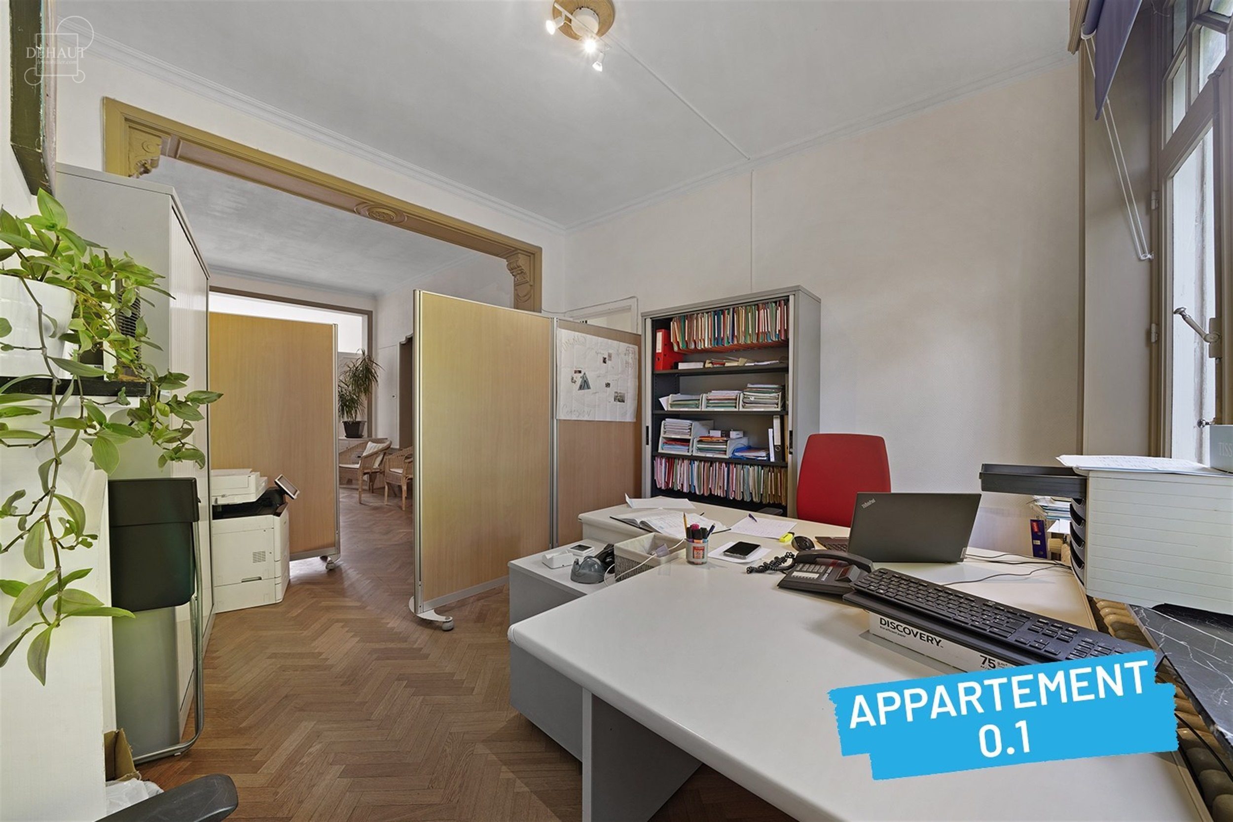 Immeuble de rapport avec garage et jardin comprenant 4 appartements répartis sur 3 étages. Chaque unité dispose d'un espace de vie ouvert et d'une ...