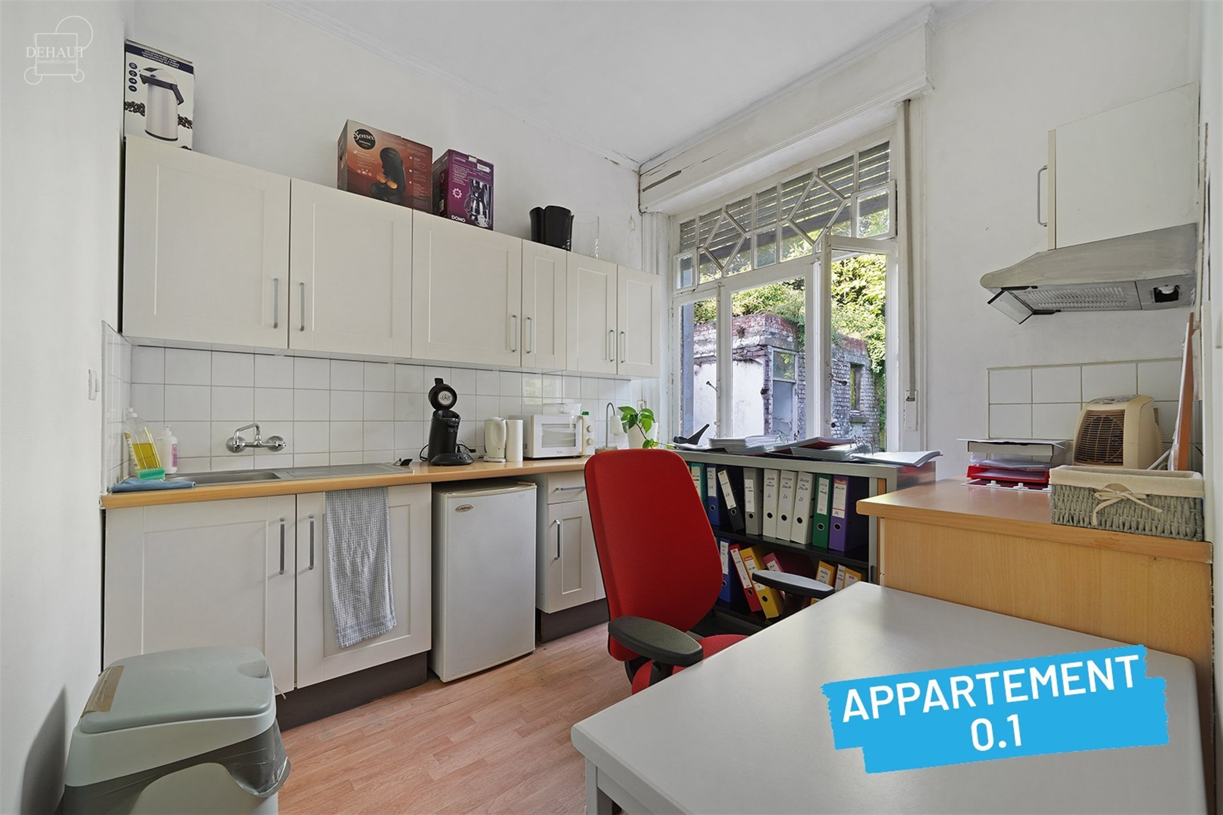 Immeuble de rapport avec garage et jardin comprenant 4 appartements répartis sur 3 étages. Chaque unité dispose d'un espace de vie ouvert et d'une ...