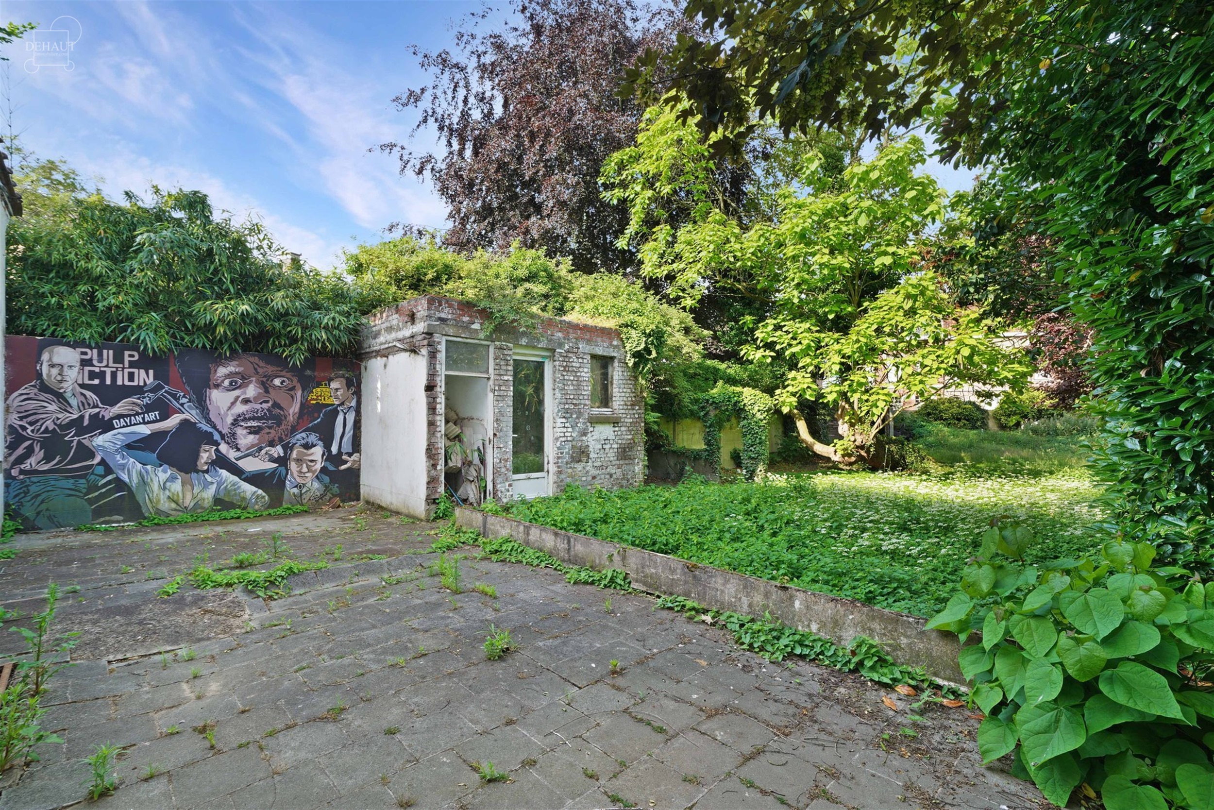 Immeuble de rapport avec garage et jardin comprenant 4 appartements répartis sur 3 étages. Chaque unité dispose d'un espace de vie ouvert et d'une ...
