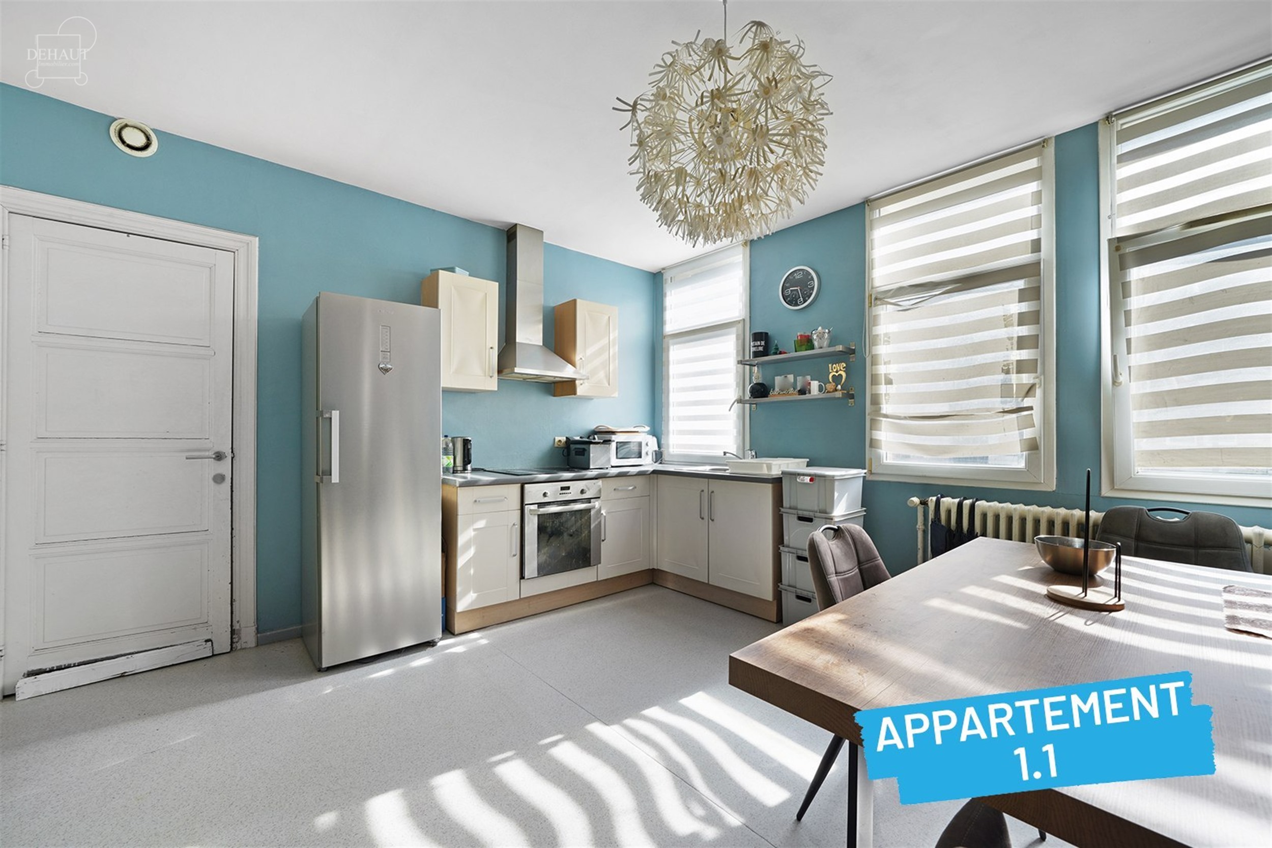 Immeuble de rapport avec garage et jardin comprenant 4 appartements répartis sur 3 étages. Chaque unité dispose d'un espace de vie ouvert et d'une ...