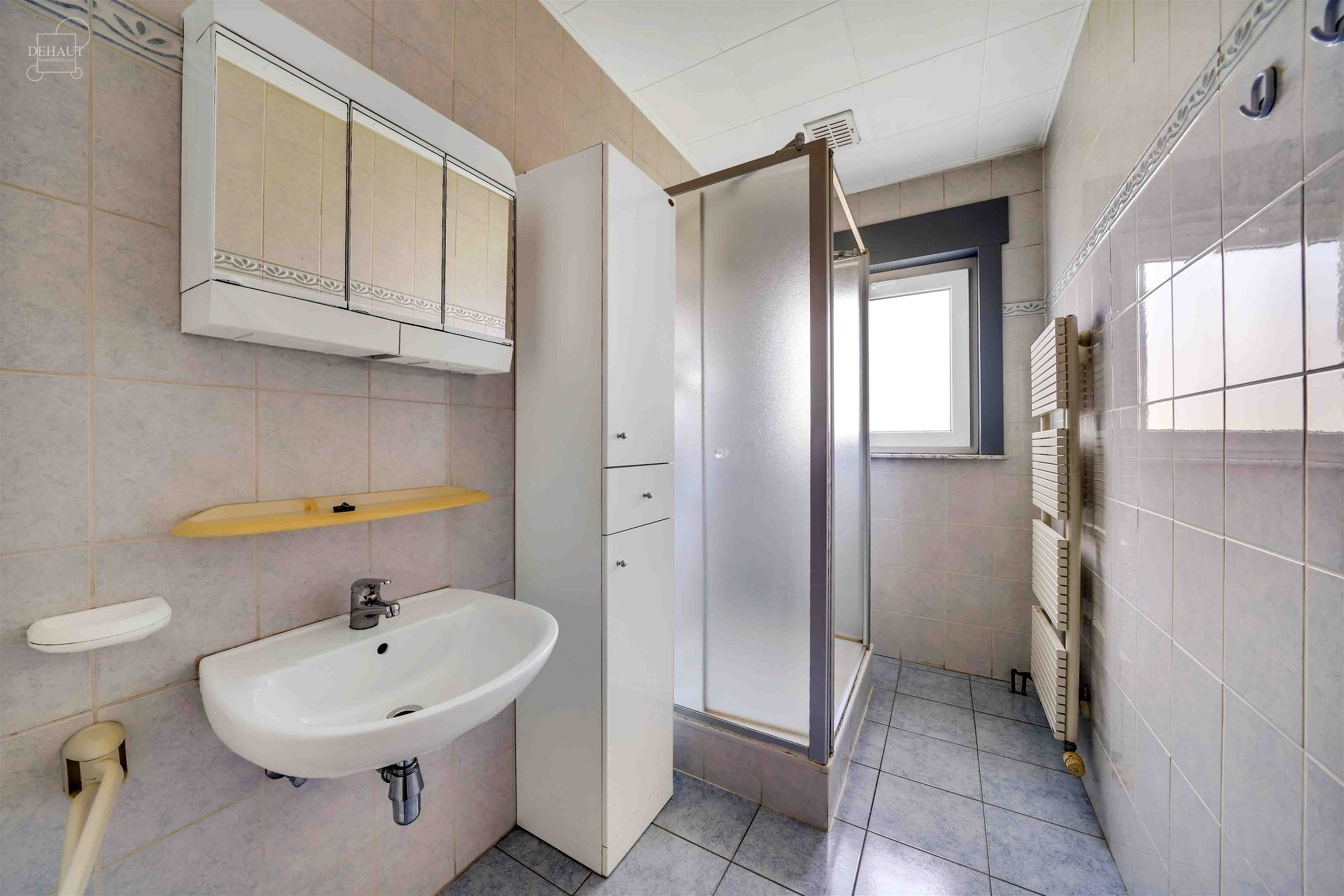 Maison de plain-pied 3 façades avec garage idéalement située dans un quartier résidentiel.
Comprend un hall d'entrée desservant un séjour, une ...