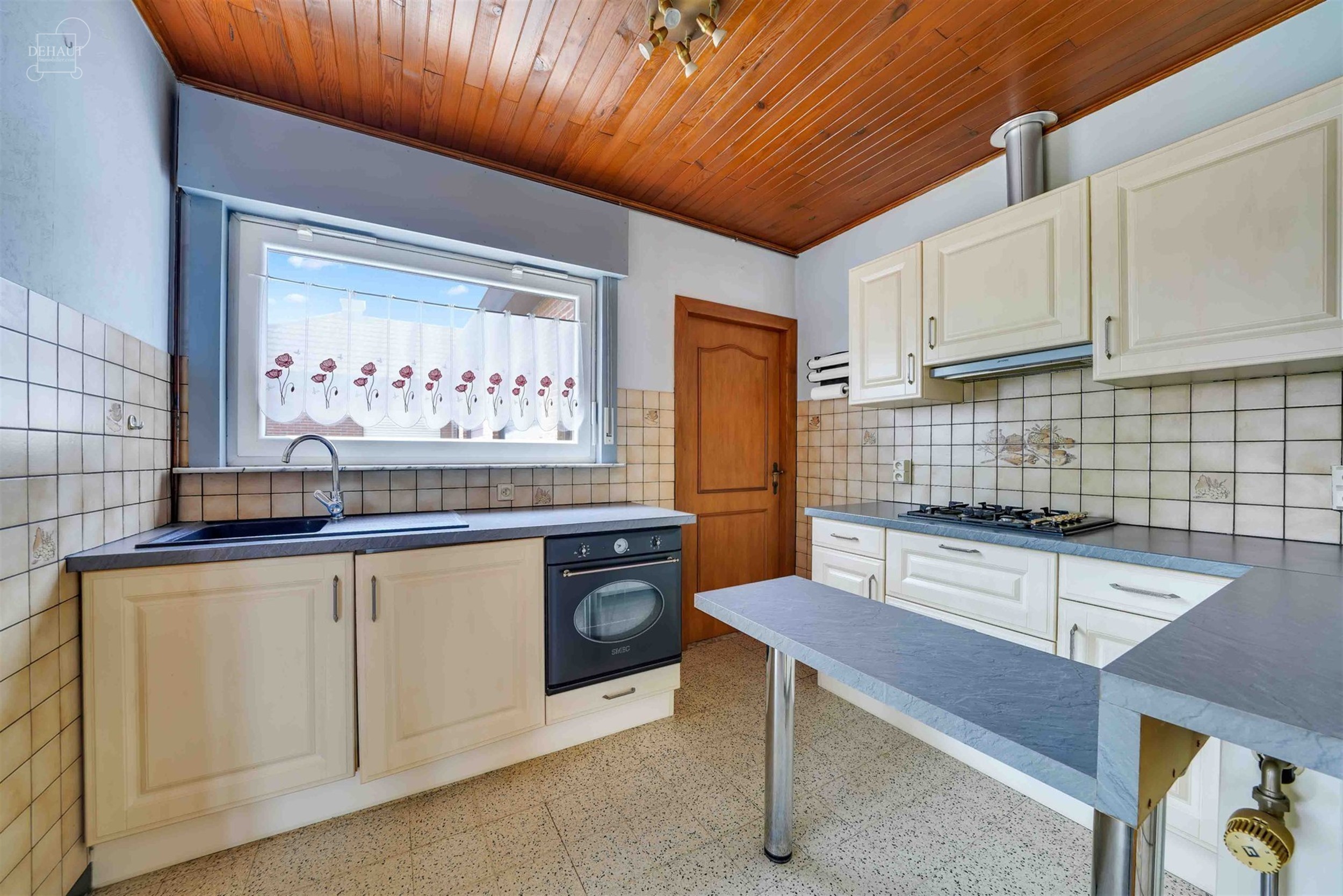 Maison de plain-pied 3 façades avec garage idéalement située dans un quartier résidentiel.
Comprend un hall d'entrée desservant un séjour, une ...