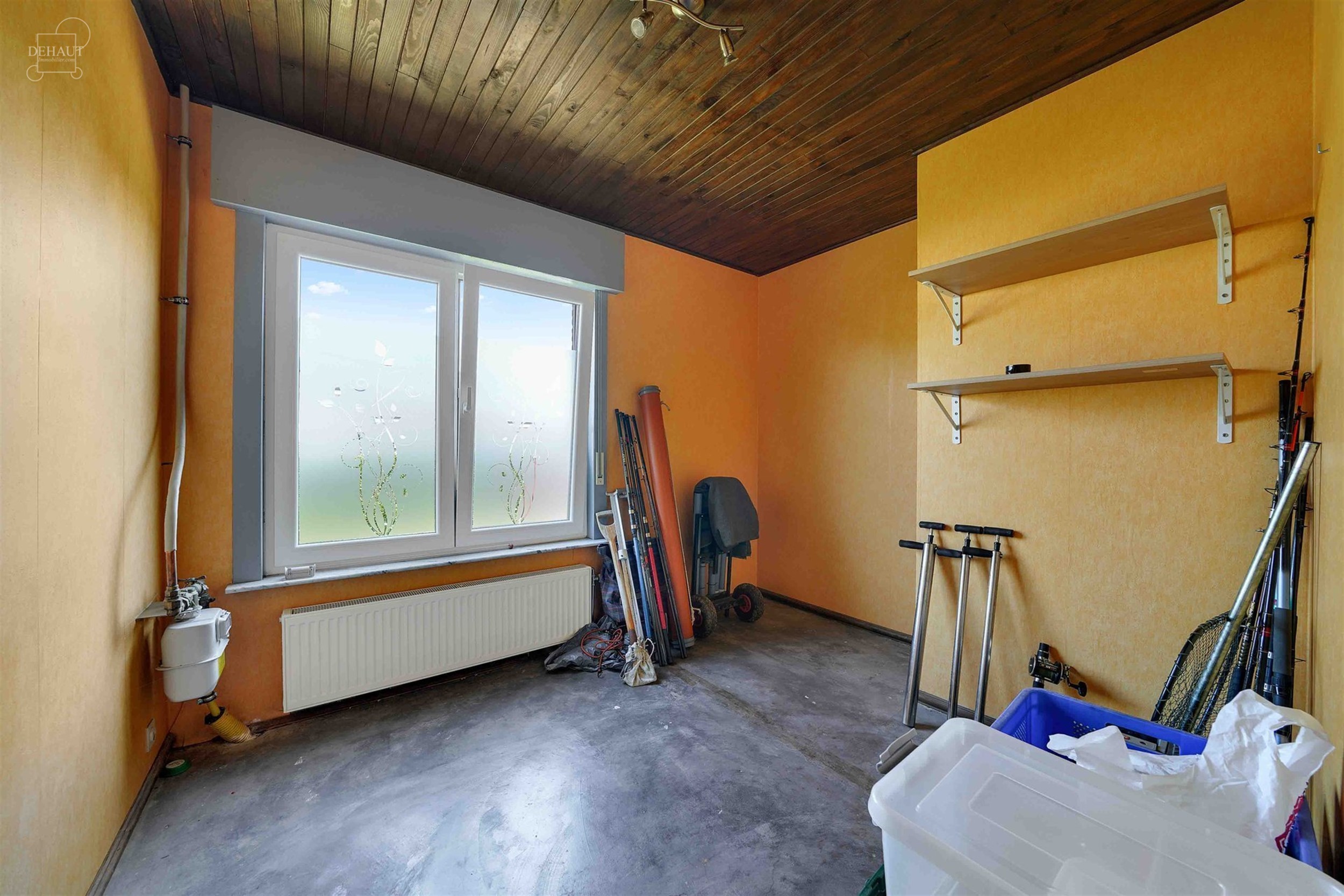 Maison de plain-pied 3 façades avec garage idéalement située dans un quartier résidentiel.
Comprend un hall d'entrée desservant un séjour, une ...