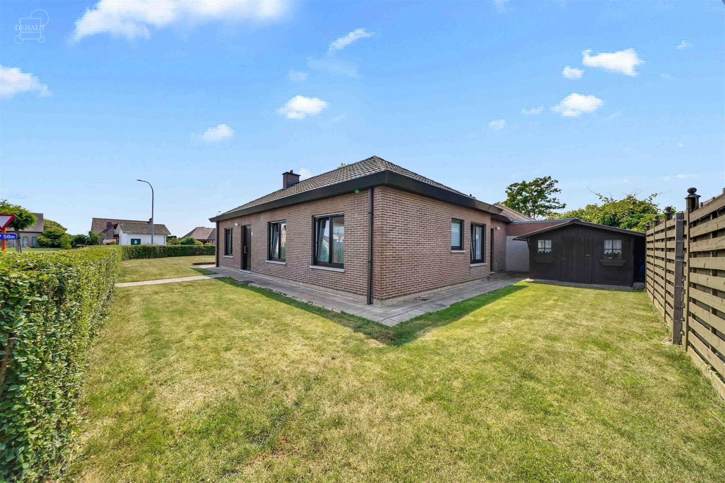 Maison de plain-pied 3 façades avec garage idéalement située dans un quartier résidentiel.
Comprend un hall d'entrée desservant un séjour, une ...