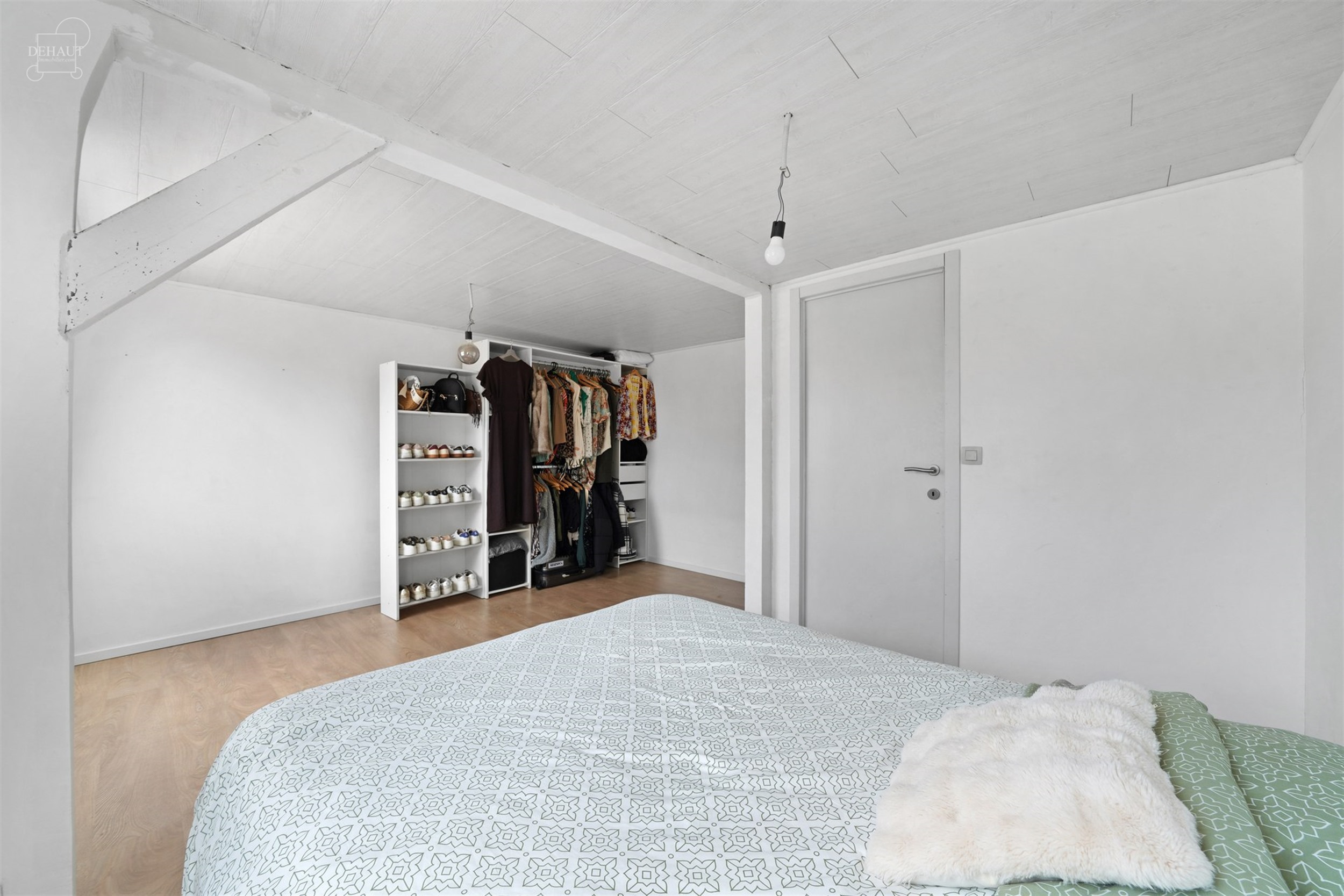 Jolie maison semi-flamande 3 façades située dans une rue calme . Propose un lumineux séjour, une cuisine équipée, une salle de bain, une buanderi...