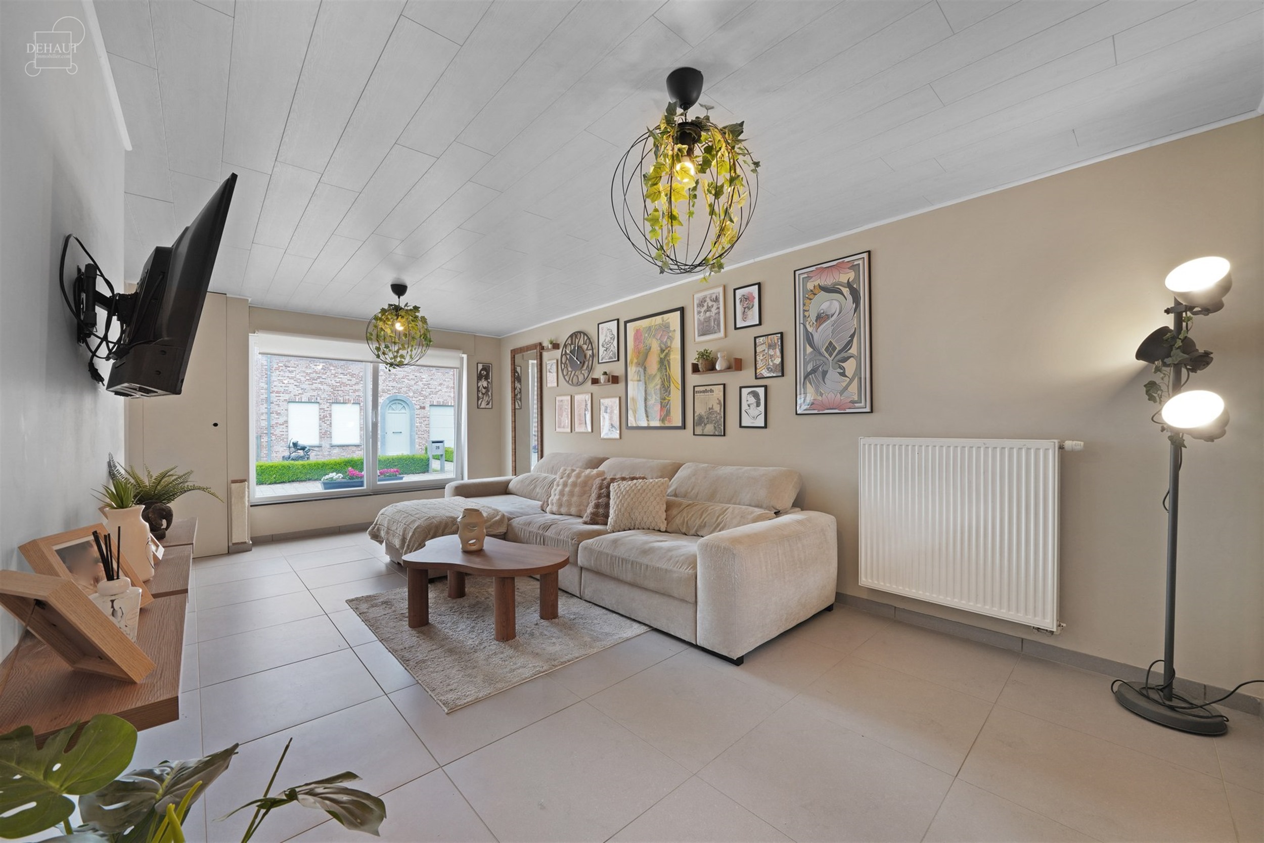 Jolie maison semi-flamande 3 façades située dans une rue calme . Propose un lumineux séjour, une cuisine équipée, une salle de bain, une buanderi...