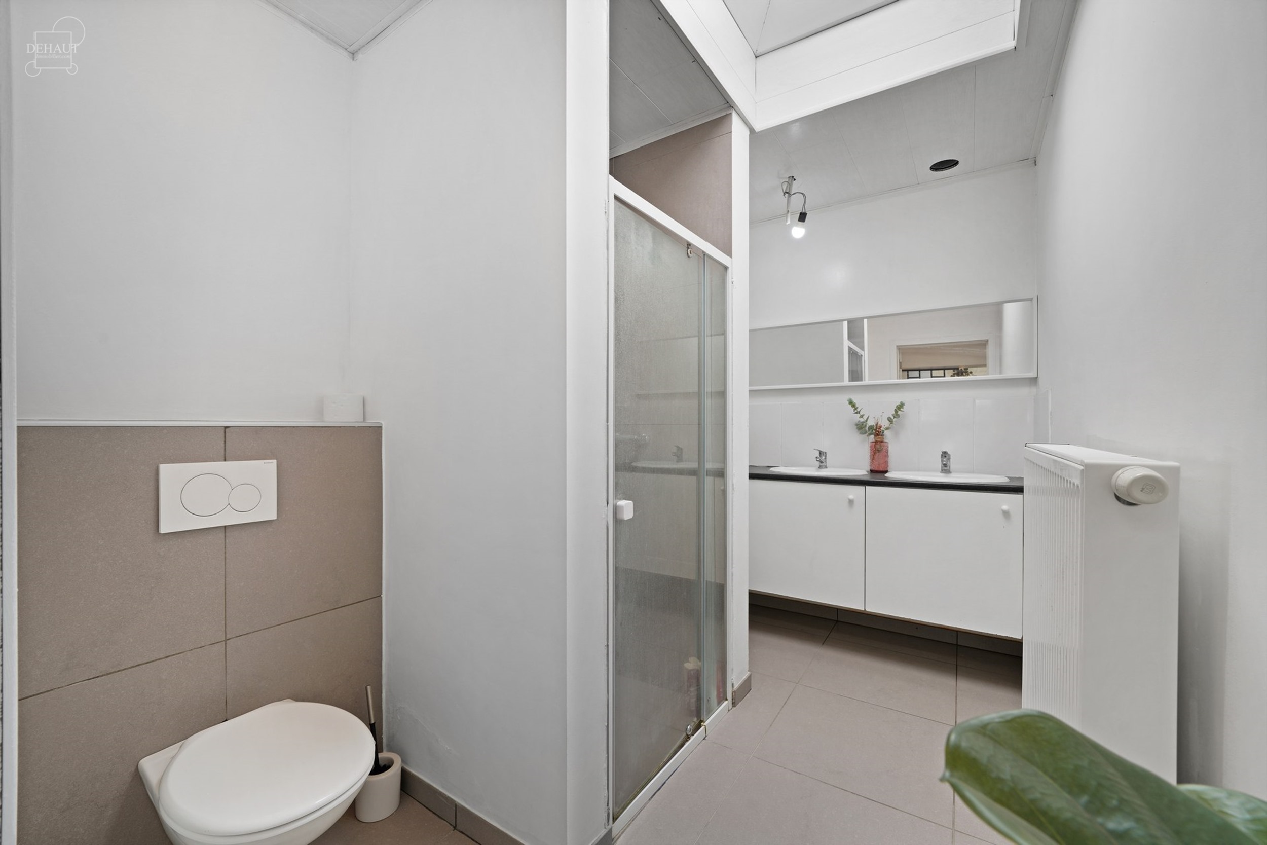 Jolie maison semi-flamande 3 façades située dans une rue calme . Propose un lumineux séjour, une cuisine équipée, une salle de bain, une buanderi...