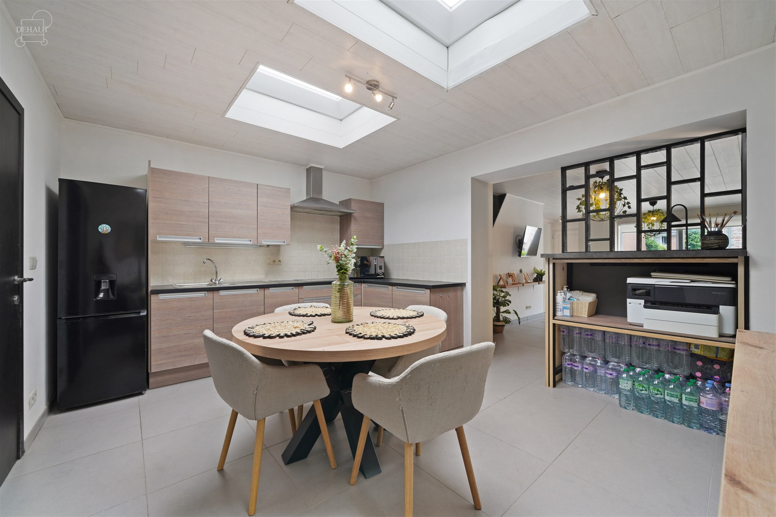 Jolie maison semi-flamande 3 façades située dans une rue calme . Propose un lumineux séjour, une cuisine équipée, une salle de bain, une buanderi...