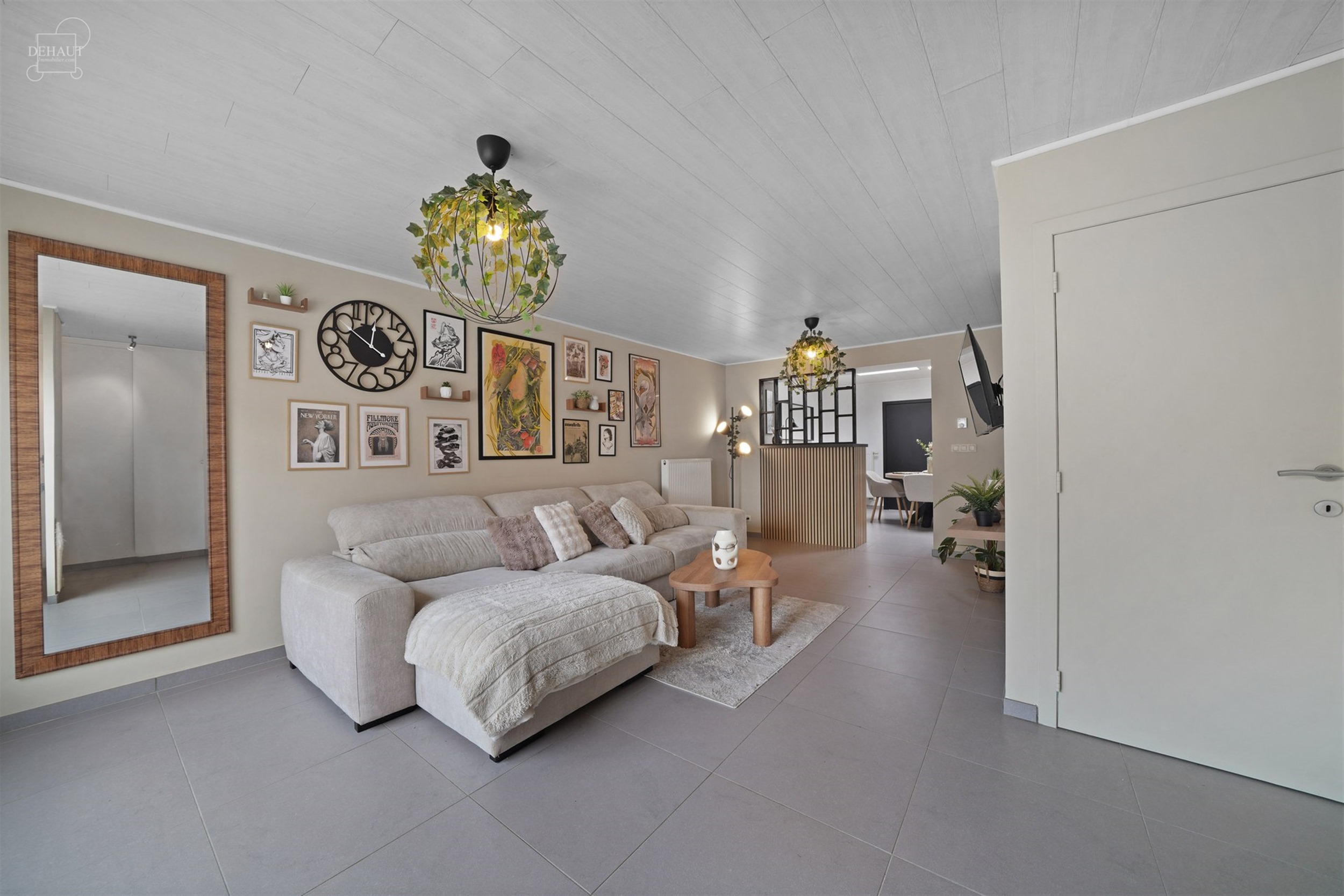 Jolie maison semi-flamande 3 façades située dans une rue calme . Propose un lumineux séjour, une cuisine équipée, une salle de bain, une buanderi...