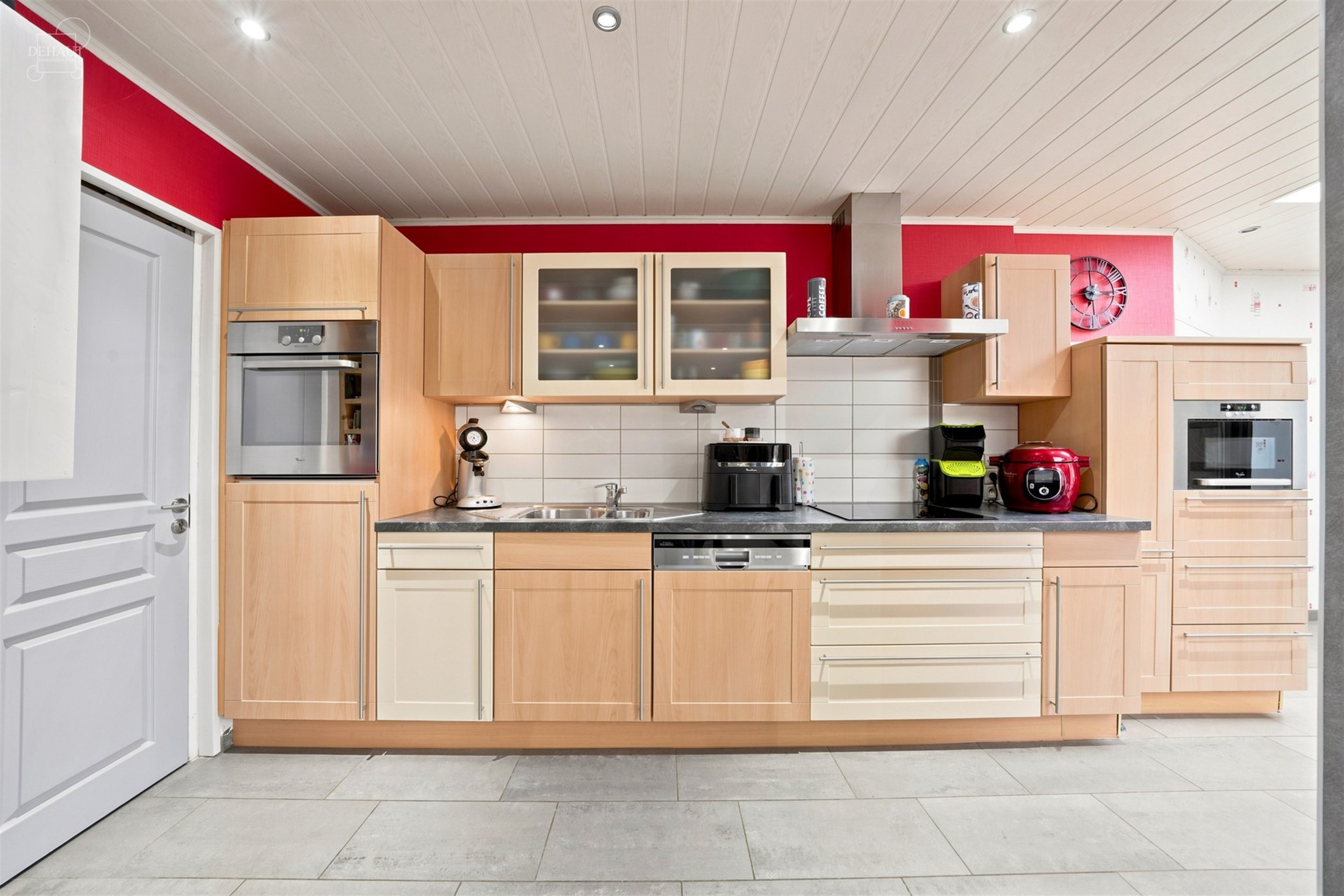 Jolie maison 3 façades située à proximité de toutes commodités.
Dispose d'un hall d'entrée, un séjour ouvert sur une cuisine équipée, un cel...