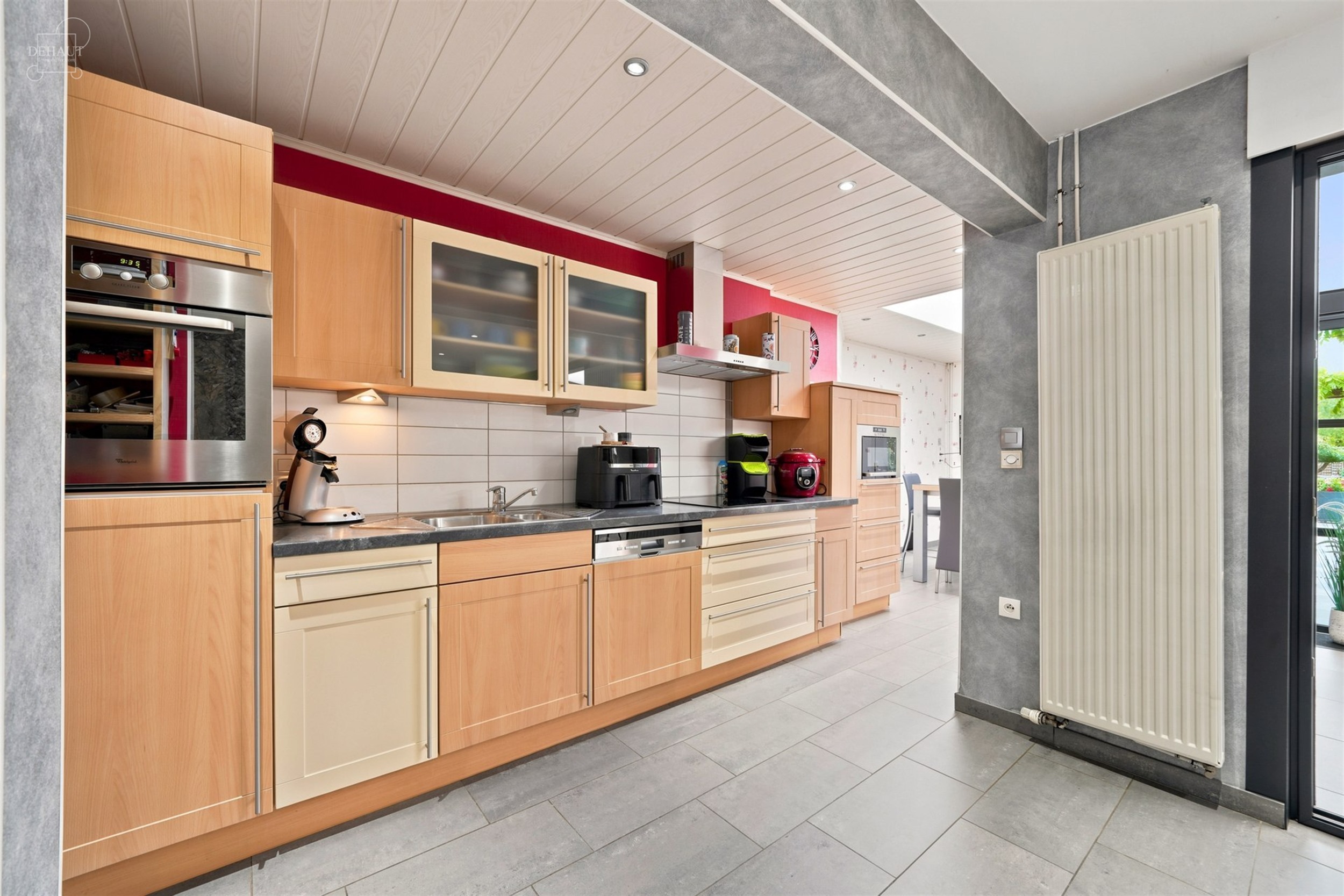 Jolie maison 3 façades située à proximité de toutes commodités.
Dispose d'un hall d'entrée, un séjour ouvert sur une cuisine équipée, un cel...