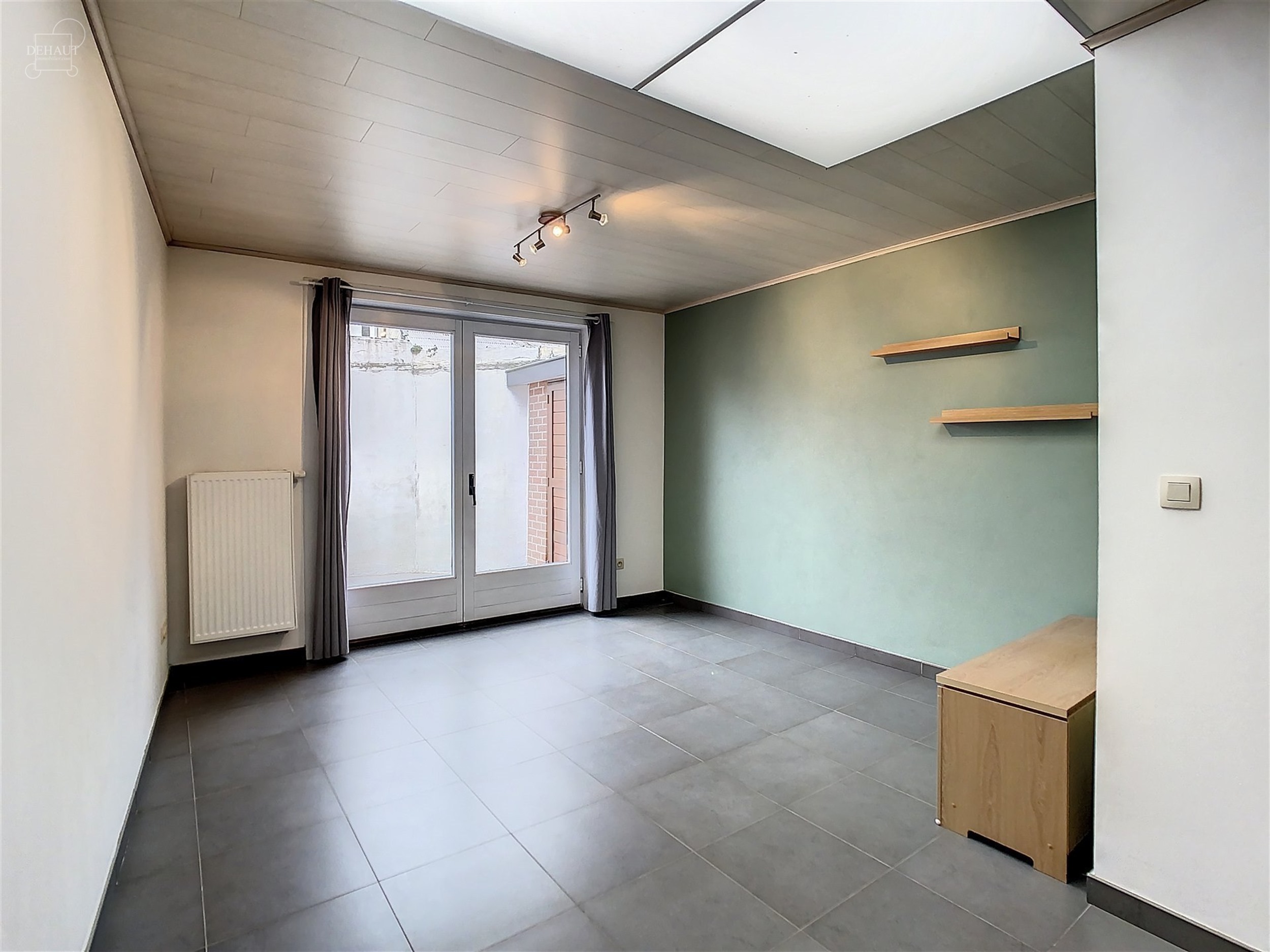 Mooie 3-gevel woning met zij-ingang bestaande uit een inkomhal, een woonkamer, een ingerichte keuken, een badkamer, een apart toilet, 2 slaapkamers, e...