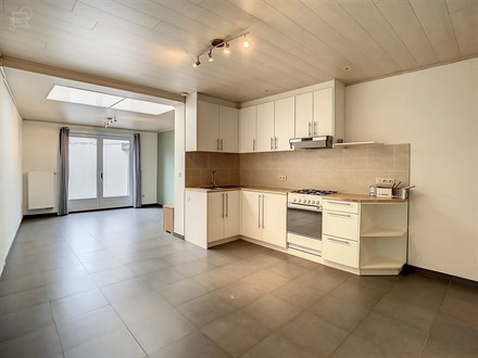 Mooie 3-gevel woning met zij-ingang bestaande uit een inkomhal, een woonkamer, een ingerichte keuken, een badkamer, een apart toilet, 2 slaapkamers, e...