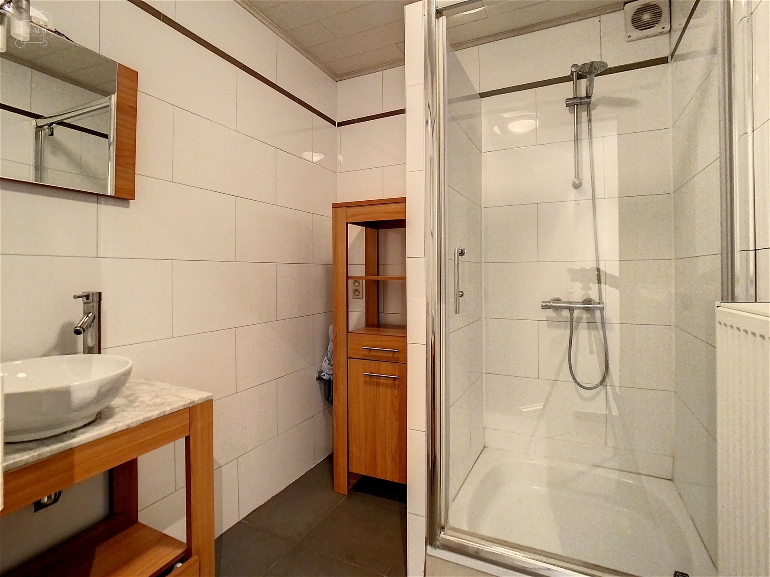 Mooie 3-gevel woning met zij-ingang bestaande uit een inkomhal, een woonkamer, een ingerichte keuken, een badkamer, een apart toilet, 2 slaapkamers, e...