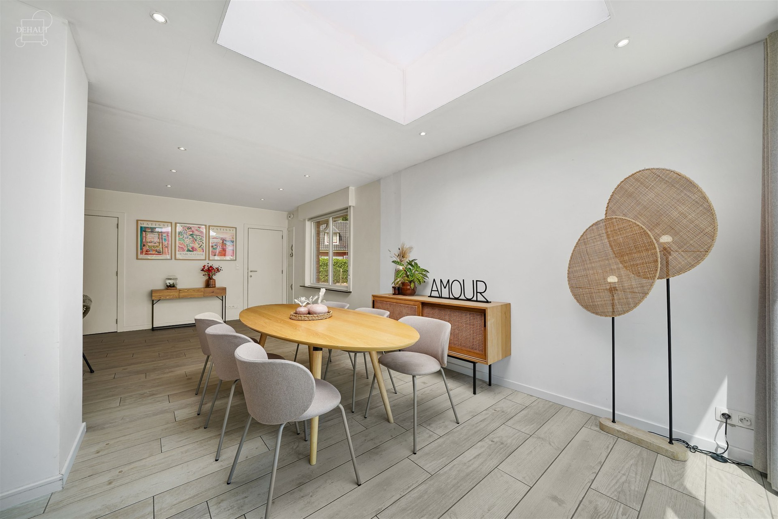 Superbe maison 3 façades située dans une rue calme avec garage et accès latéral.
Se compose au rez-de-chaussée d'un hall d'entrée desservant un...