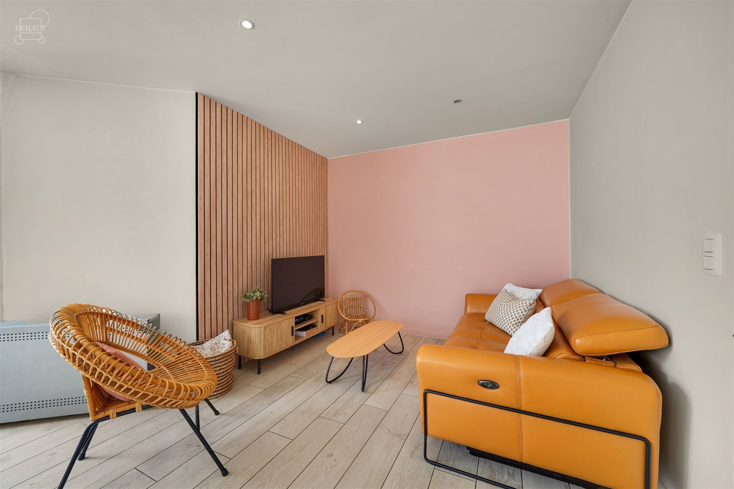 Superbe maison 3 façades située dans une rue calme avec garage et accès latéral.
Se compose au rez-de-chaussée d'un hall d'entrée desservant un...