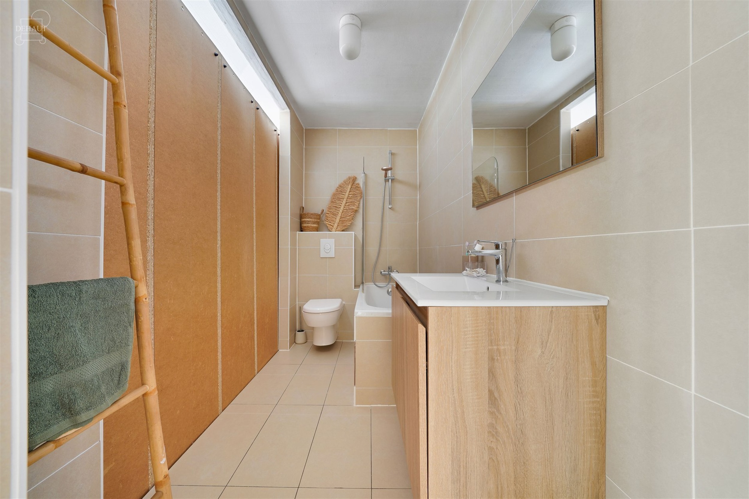 Superbe maison 3 façades située dans une rue calme avec garage et accès latéral.
Se compose au rez-de-chaussée d'un hall d'entrée desservant un...