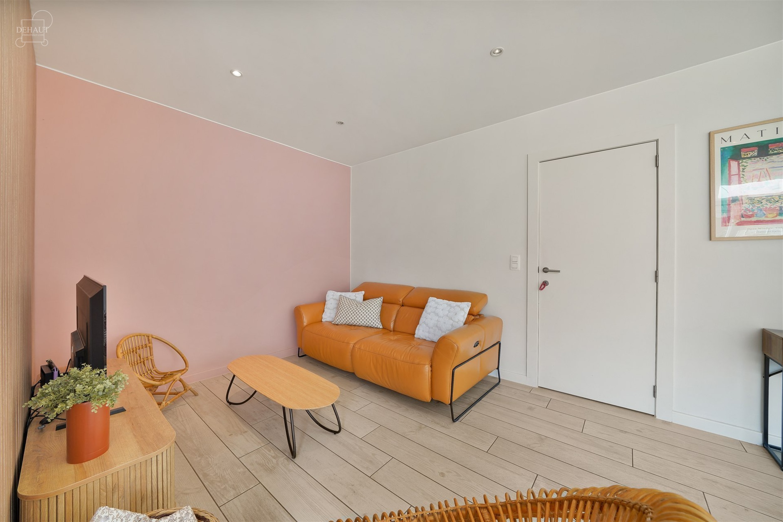 Superbe maison 3 façades située dans une rue calme avec garage et accès latéral.
Se compose au rez-de-chaussée d'un hall d'entrée desservant un...