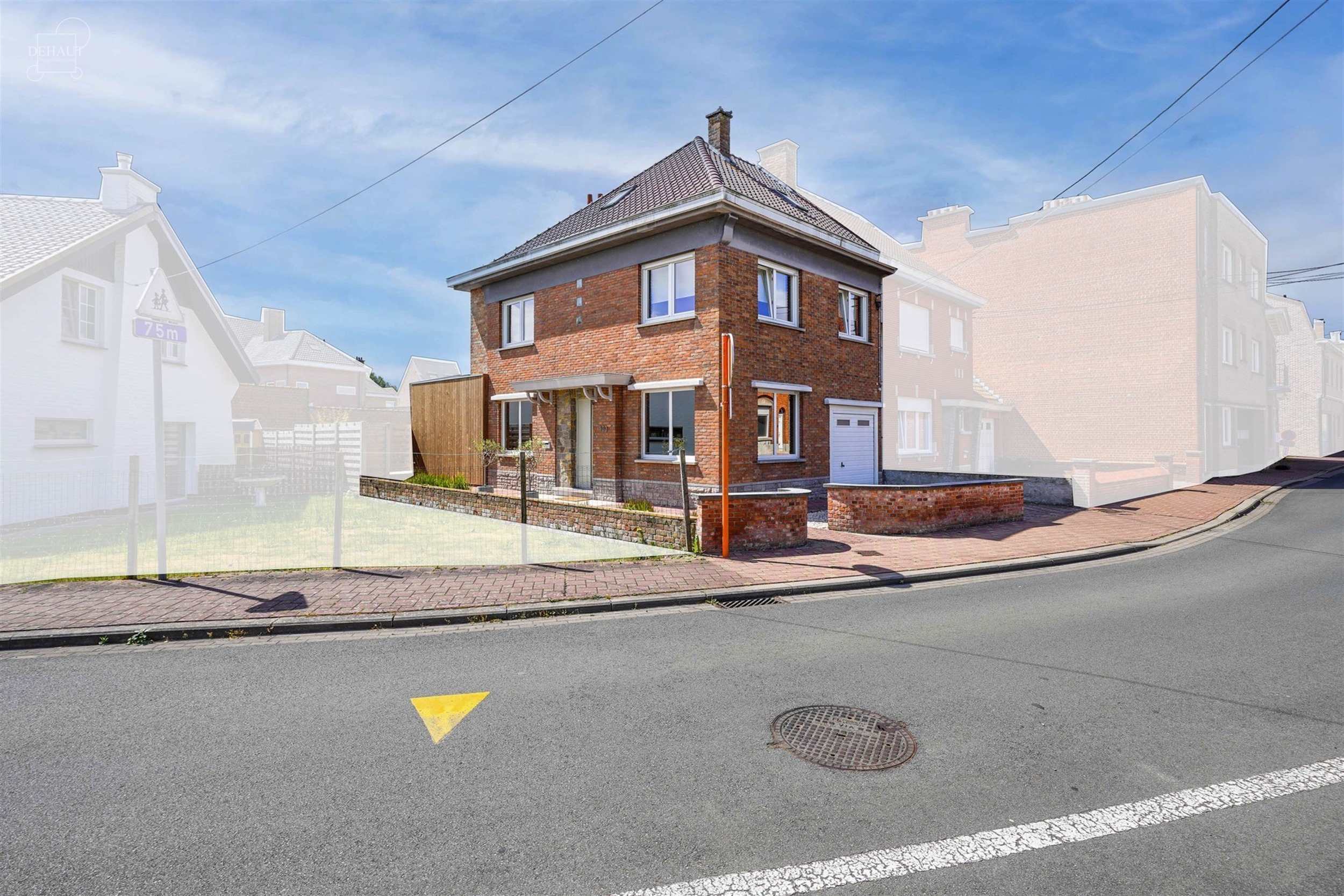 Superbe maison 3 façades située dans une rue calme avec garage et accès latéral.
Se compose au rez-de-chaussée d'un hall d'entrée desservant un...
