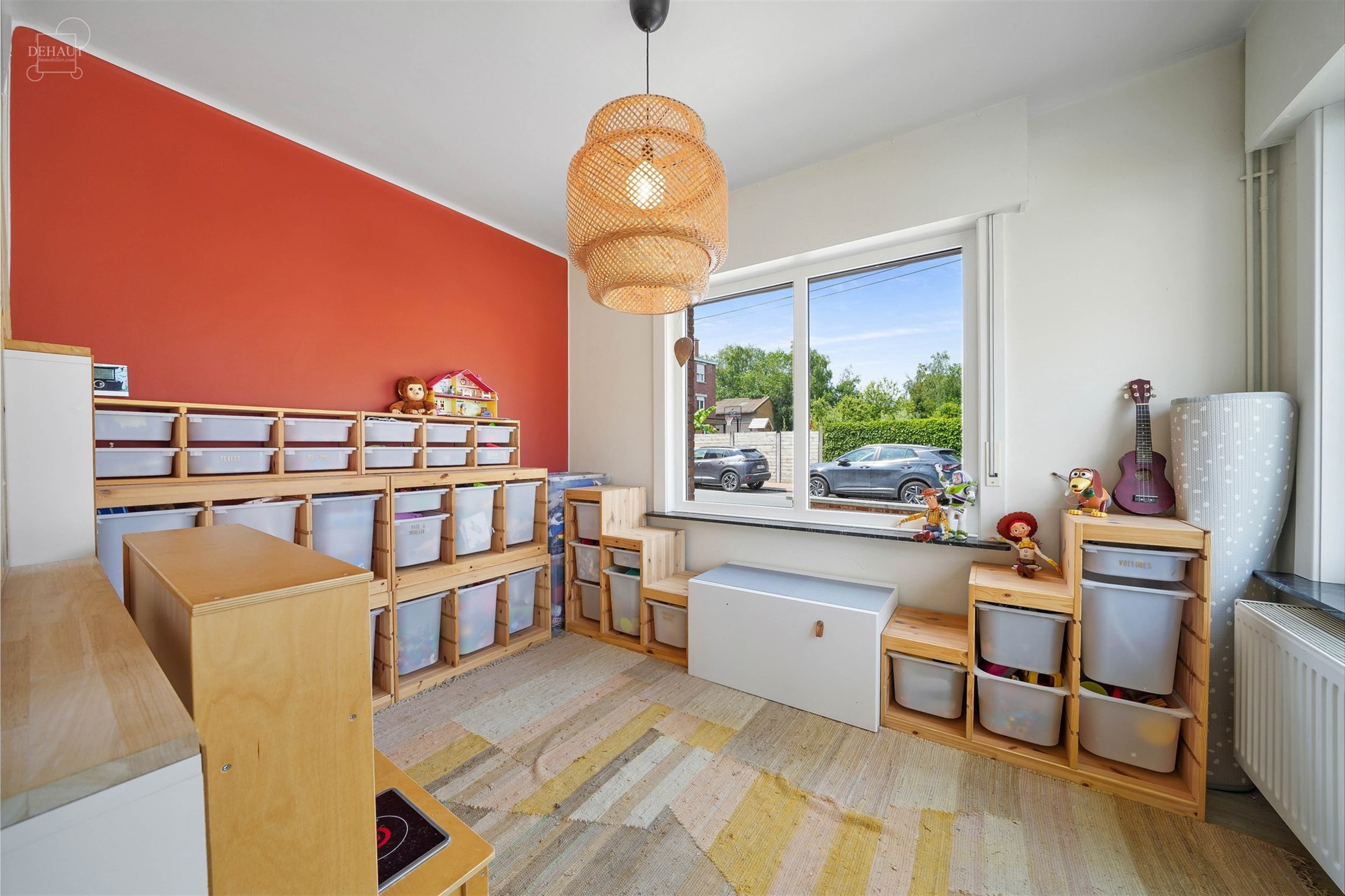 Superbe maison 3 façades située dans une rue calme avec garage et accès latéral.
Se compose au rez-de-chaussée d'un hall d'entrée desservant un...