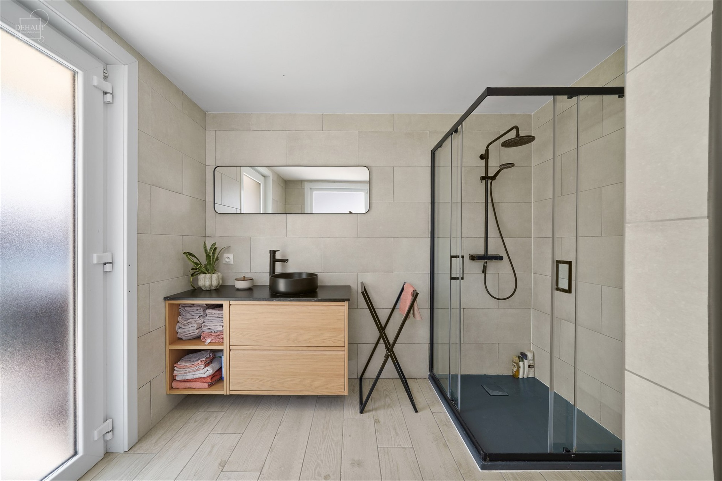 Superbe maison 3 façades située dans une rue calme avec garage et accès latéral.
Se compose au rez-de-chaussée d'un hall d'entrée desservant un...