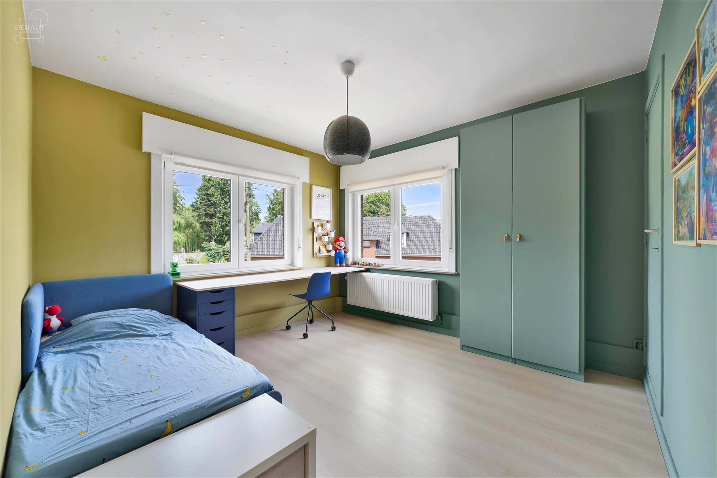 Superbe maison 3 façades située dans une rue calme avec garage et accès latéral.
Se compose au rez-de-chaussée d'un hall d'entrée desservant un...