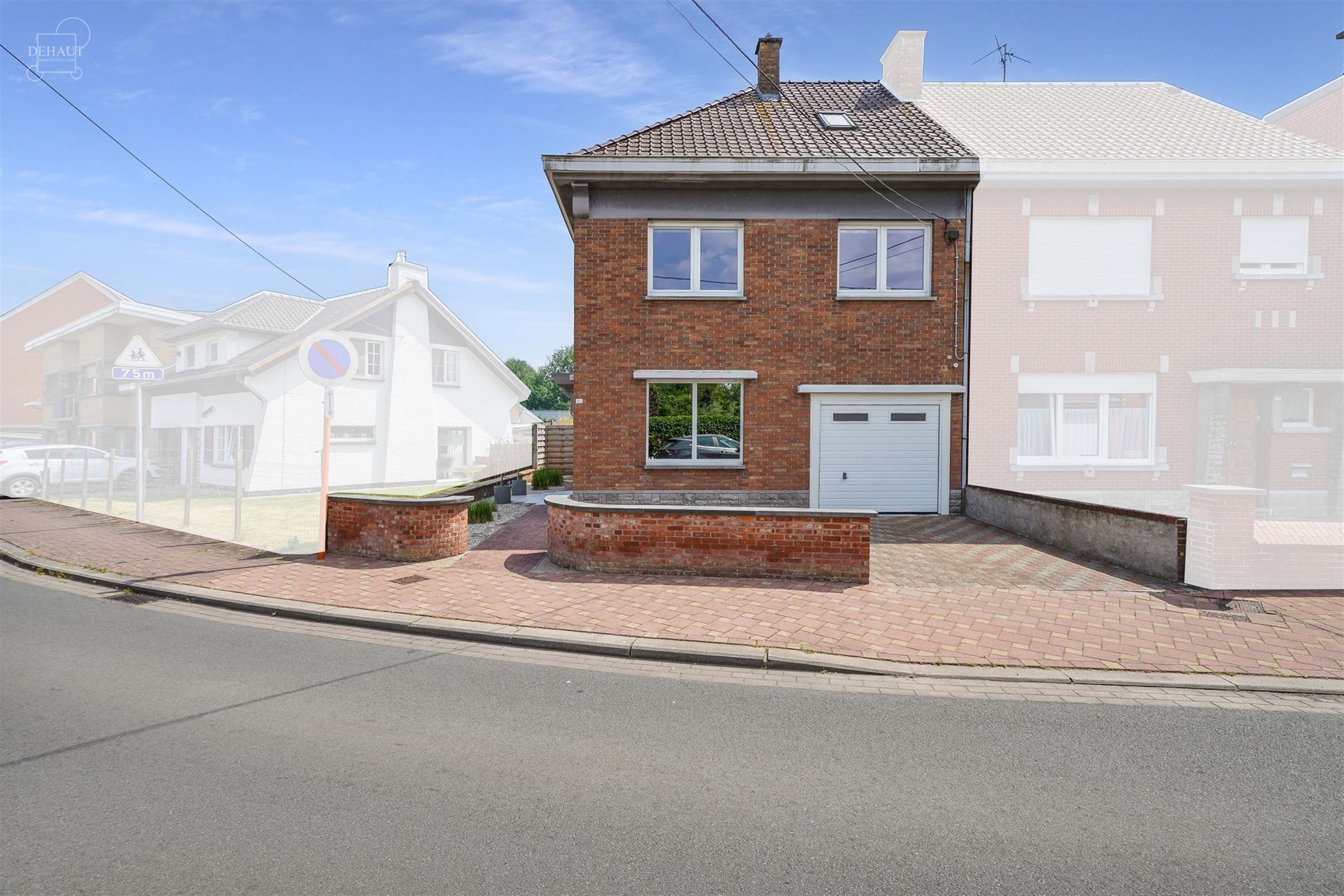 Superbe maison 3 façades située dans une rue calme avec garage et accès latéral.
Se compose au rez-de-chaussée d'un hall d'entrée desservant un...