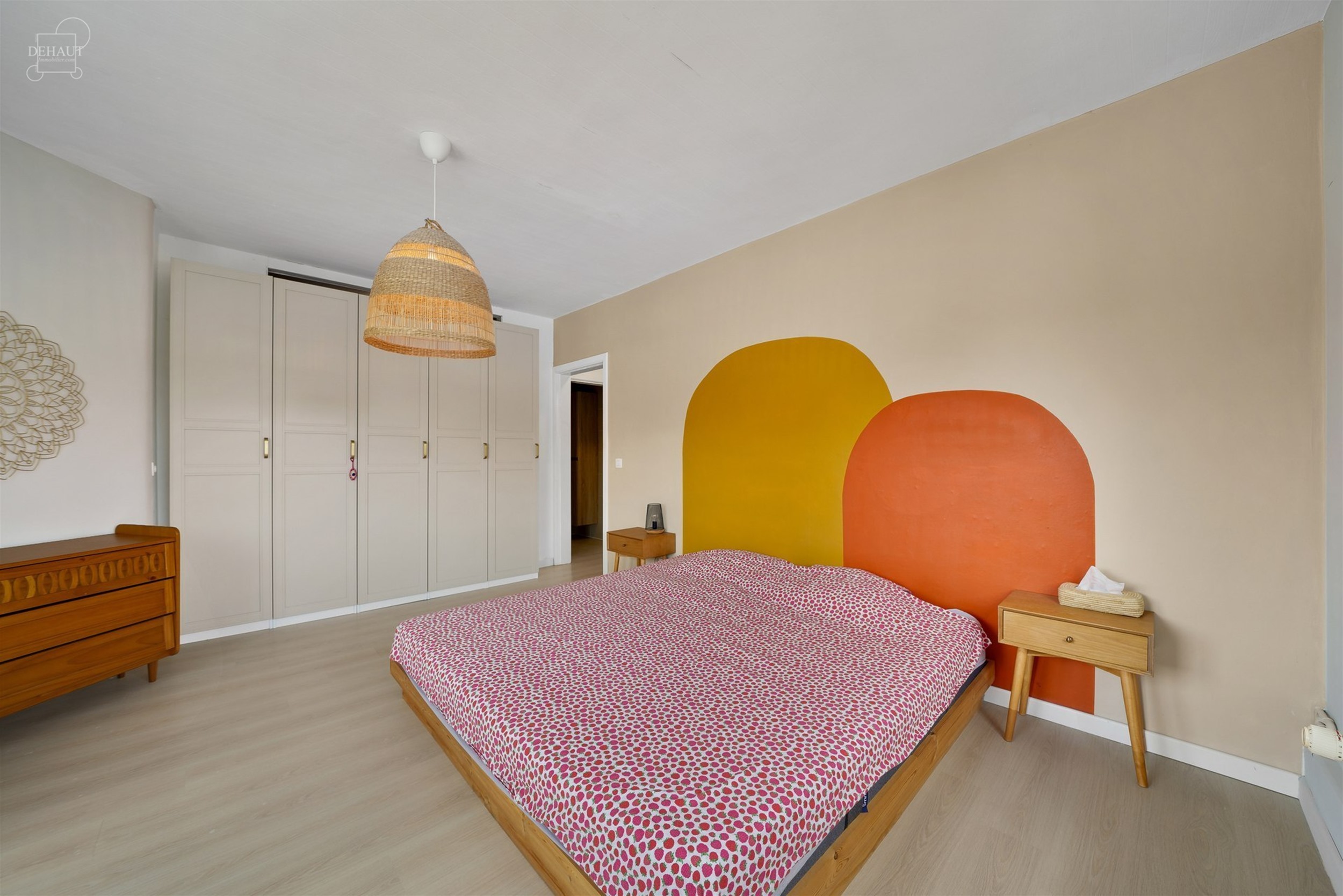 Superbe maison 3 façades située dans une rue calme avec garage et accès latéral.
Se compose au rez-de-chaussée d'un hall d'entrée desservant un...