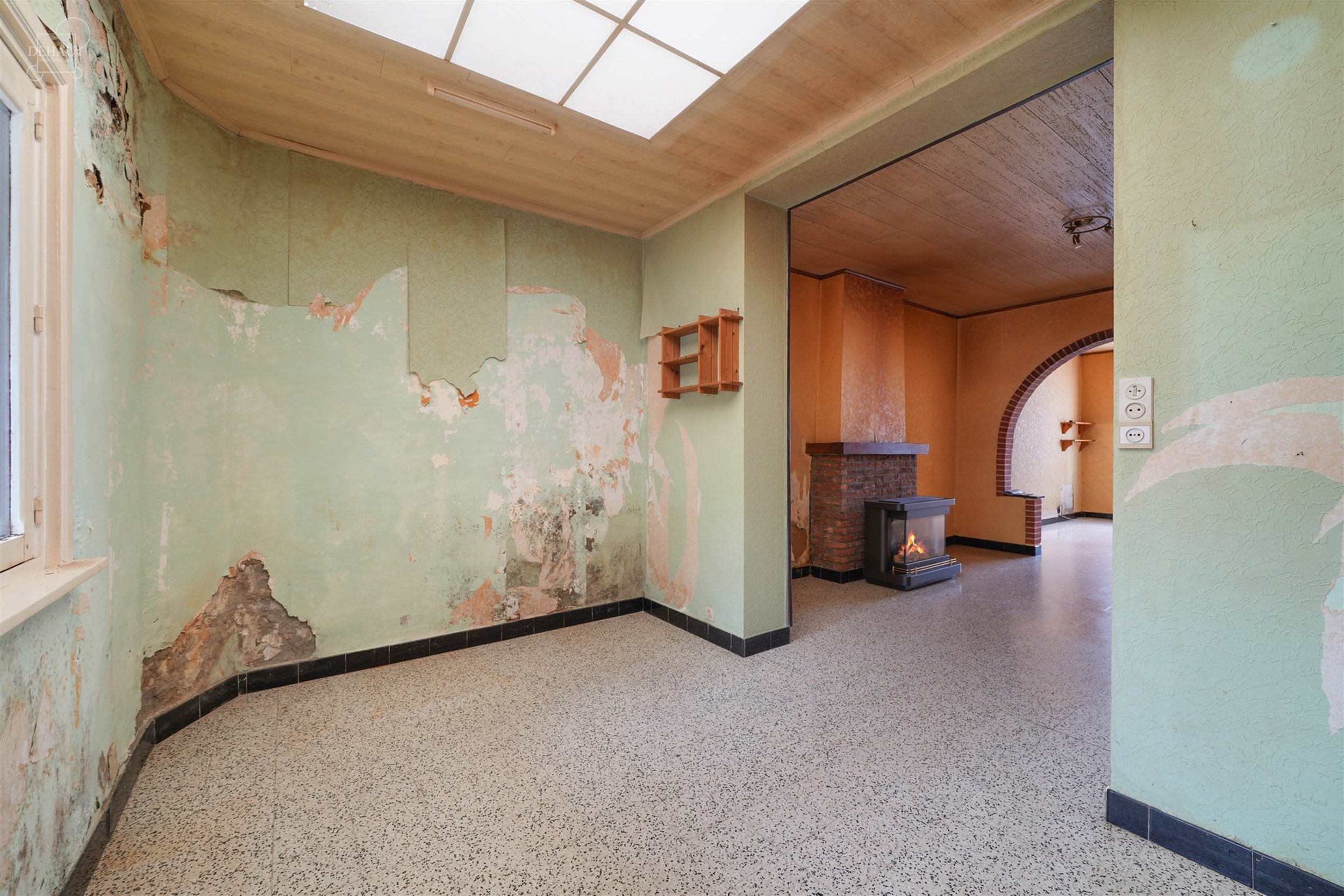 Te renoveren herenhuis met veel potentieel, gelegen vlakbij het centrum van COMINES.
Bestaat uit een hal, een woonkamer, een eetkamer, een keuken, een...