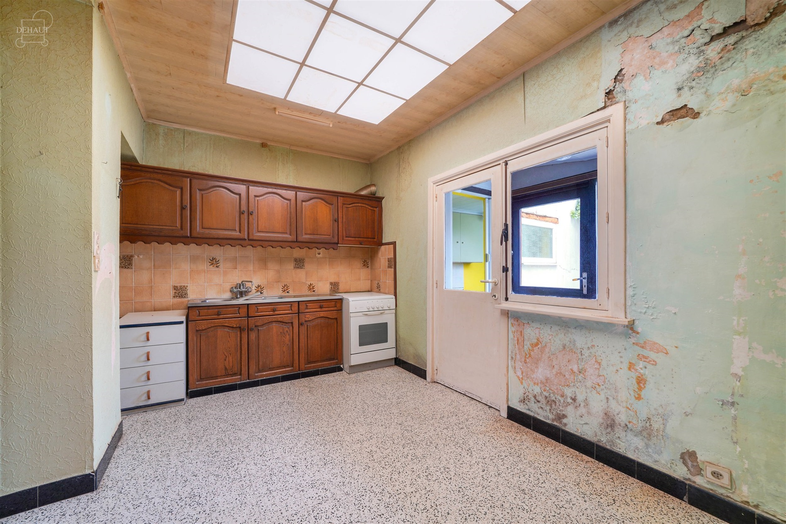 Te renoveren herenhuis met veel potentieel, gelegen vlakbij het centrum van COMINES.
Bestaat uit een hal, een woonkamer, een eetkamer, een keuken, een...