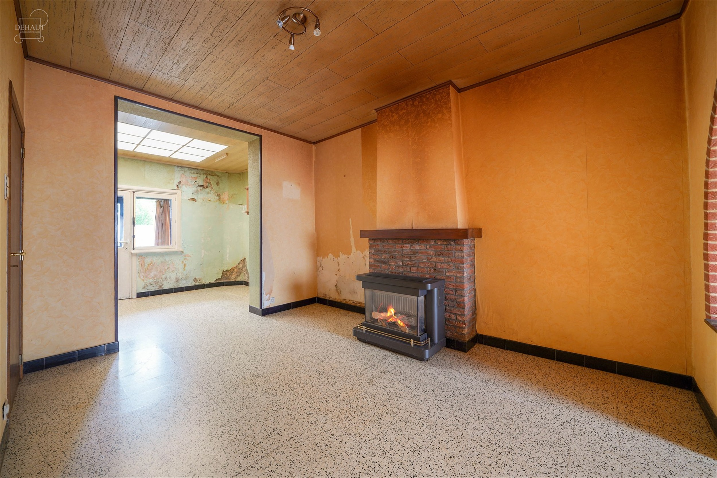 Te renoveren herenhuis met veel potentieel, gelegen vlakbij het centrum van COMINES.
Bestaat uit een hal, een woonkamer, een eetkamer, een keuken, een...