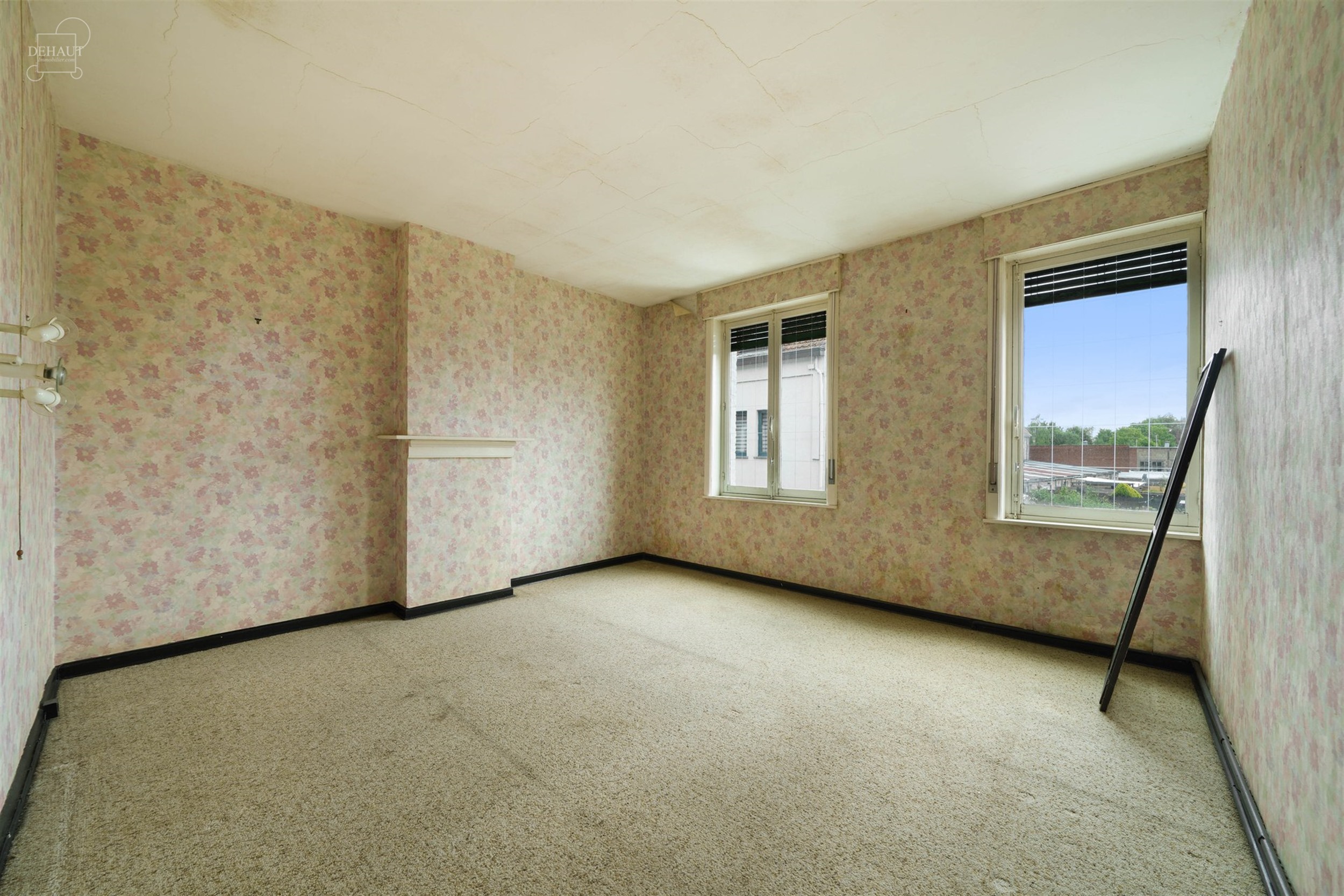 Te renoveren herenhuis met veel potentieel, gelegen vlakbij het centrum van COMINES.
Bestaat uit een hal, een woonkamer, een eetkamer, een keuken, een...