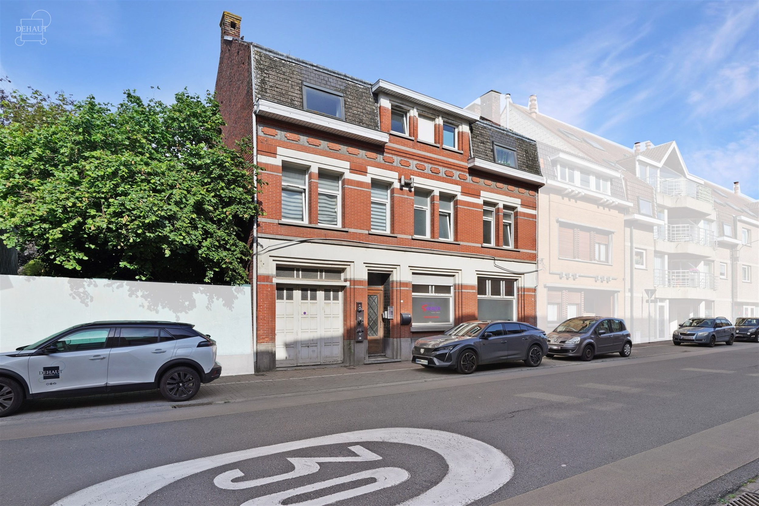 Immeuble de rapport avec garage et jardin comprenant 4 appartements répartis sur 3 étages. Chaque unité dispose d'un espace de vie ouvert et d'une ...