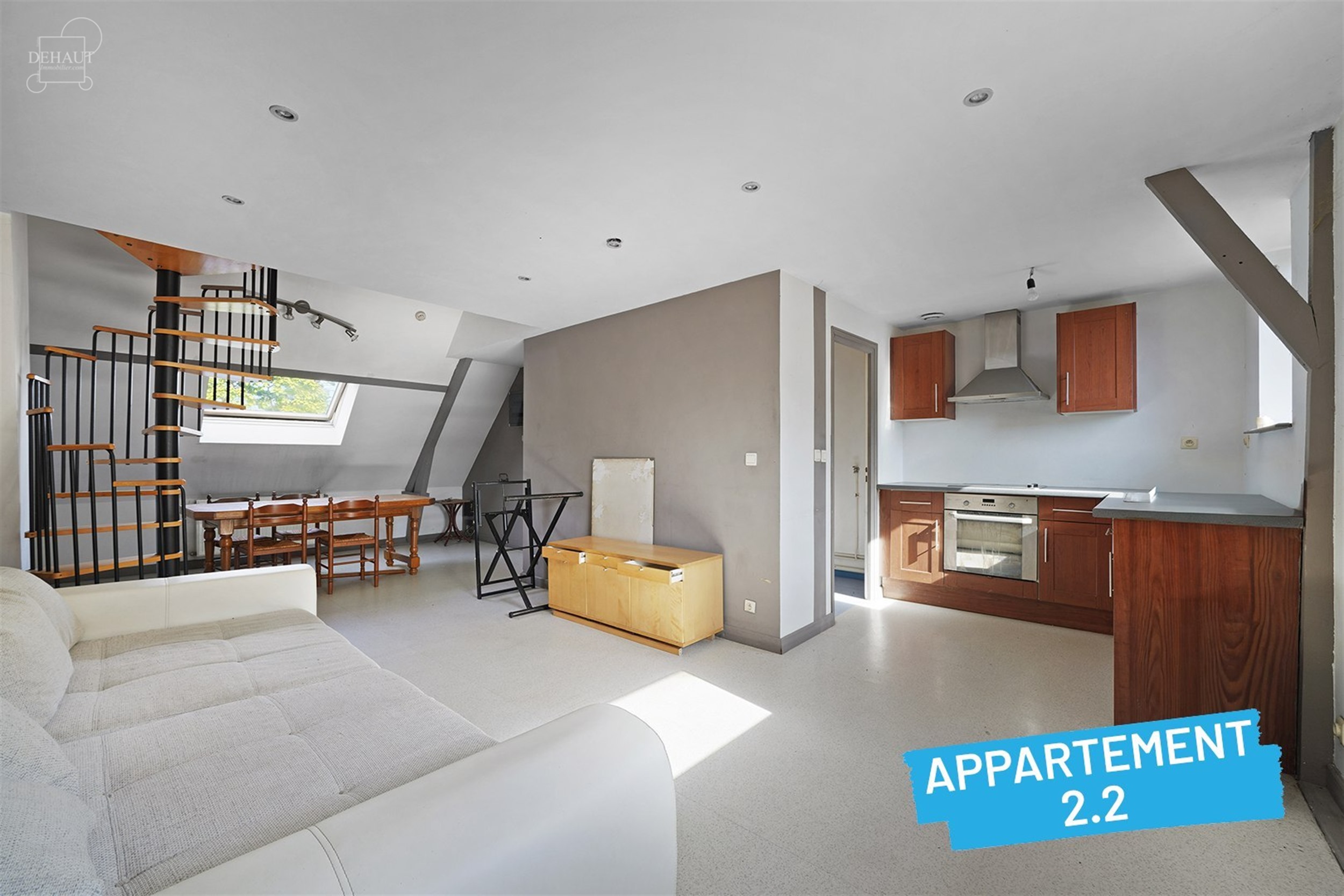 Immeuble de rapport avec garage et jardin comprenant 4 appartements répartis sur 3 étages. Chaque unité dispose d'un espace de vie ouvert et d'une ...