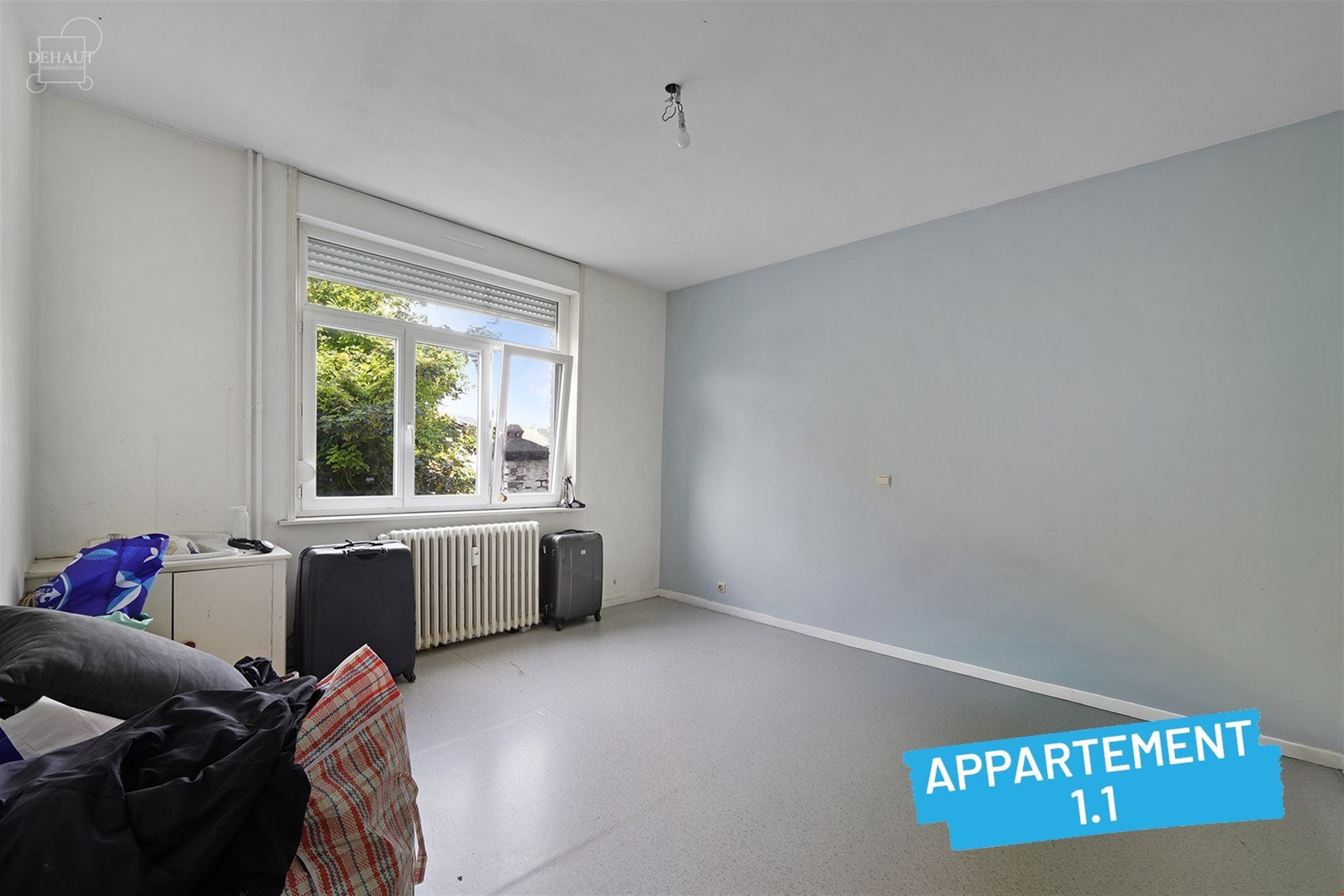Immeuble de rapport avec garage et jardin comprenant 4 appartements répartis sur 3 étages. Chaque unité dispose d'un espace de vie ouvert et d'une ...