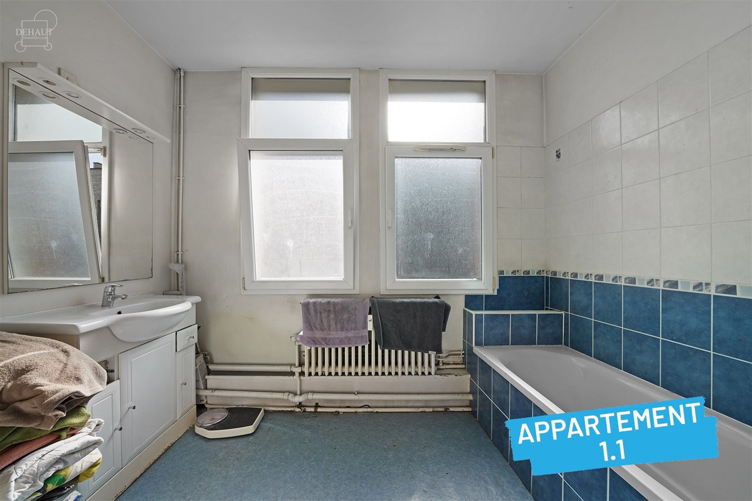 Immeuble de rapport avec garage et jardin comprenant 4 appartements répartis sur 3 étages. Chaque unité dispose d'un espace de vie ouvert et d'une ...